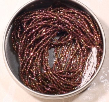 チェコビーズ スリーカットビーズ 10/0 約2.3mm 約1,500個 糸通し メタリックレッドアイリス シードビ..