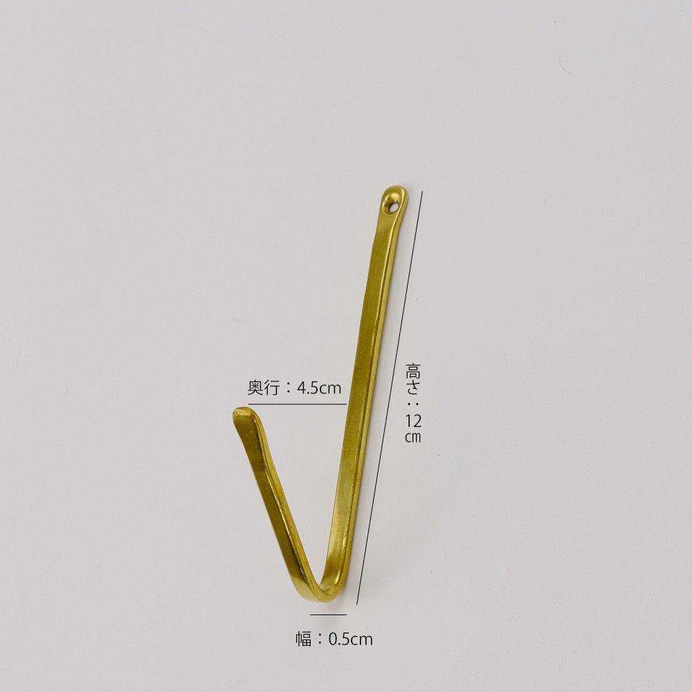 真鍮を使用した、シンプルなデザインの備え付け用フック。 キッチンツールやバッグをかけて実用的に使うのはもちろん、ドライフラワーや小物を飾ることでインテリアの一部としても映えるアイテムです。 スリムなデザインは、どんなお部屋にも自然と調和しながらも、しっかりとした存在感を放ちます。横や縦に複数並べて使えば、より統一感のあるディスプレイに。単体使いでもさりげないアクセントをプラスしてくれます。 装飾・雑貨・食器 生活雑貨・文房具 RoccaRoccaCollection セレクトアイテム 寸法・仕様など **サイズ（単位mm）** - 幅 5 奥行き 45 高さ 120 ＊若干の誤差は御了承下さい。 **主な素材** - 真鍮 **特記事項** - 送料無料 - 真鍮は使い込むほど味わいある色調に変化していく過程を楽しむことができる素材です。空気中の成分と反応してくすんだり黒ずんだりする性質がありますので、使い込んでいくうちに徐々に色合いが濃くなり、しみの様な斑点が出来たりする場合がありますが、商品の特性のひとつとしてご理解ください。 - ※同一商品を複数ご購入の場合、2点目以降は1点につき1,100円(税込)のお値引きをいたします。ご注文後、当店にて金額を修正いたします。 コンディションランク ★★★★★★ 新品、未使用 コンディションランクについて 経年の使用感、塗装剥げ、傷などはユーズドならではの風合いと考えております。 画像を参考に見た目の雰囲気でご判断頂けると幸いです。 ★★★★★★ 新品、未使用 ★★★★★ 　未使用に近い ★★★★ 　　目立った傷や汚れなし ★★★ 　　　やや傷や汚れあり ★★ 　　　　傷や汚れあり ★ 　　　　　全体的に状態が悪い ＊ 配送料は商品画像内の送料表に基づき、ご注文確定後に別途ご連絡いたします。 すべての商品に関する注意事項 ＊配送指定日はご注文から14日以内、直接お引き取りはご注文から7日以内にお願いいたします。 ＊搬入不可によるキャンセルは受付かねます。ご注文の前に必ず搬入経路、設置場所のサイズ確認をお願い致します。 ＊商品の取り付けや組み立て、配線等はお客様にてお願いします。 ＊商品詳細画像をご覧になれない場合はご連絡ください。画像未確認の場合も返品はお受け致しかねます。 ＊設置に関わる工事費用や新品代替品のご用意等、ご購入代金を超える保証は致しかねます。 ＊商品到着から8日以上が経過した商品の返品・交換、初期不良以外の修理は承りかねます。 ユーズド商品に関する注意事項 ＊店頭や複数モールにて併売しておりますので、ご注文の重複によりキャンセルとさせていただく場合がございます。 ＊不足パーツやメーカーオプション品等についてはお客様にてご確認下さい。 ＊画像掲載枚数に限りがあるため実用に差し支えない部分や、細かい傷などは掲載できない場合があります。 ＊感じ方に個人差がございますが、中古家具における多少の匂いについては予めご了承ください。 ＊前所有者による改造や修理、通常の扱いでは見えない箇所の破損、予想できない経年劣化などにつきましては対応不可となる場合がございます。 ＊ユーズド品は殆どの商品が一点物になります。運送事故や不具合が生じた場合代替品はご用意できません。 ＊購入者様以外のアンティークの特性をご理解頂いていない不特定多数が使用される店舗などでのプロユースは保証対象外となります。 ヴィンテージ、アンティーク商品の取扱について ＊塗装が現代のものに比べ弱く、輪染みや色落ち、色移りの可能性があります。 ＊現代の家具より強度が低く、設置場所や輸送時の温度・湿度によって収縮が生じる場合があります。 ＊オイルやラッカー仕上げが主になりますので、アルコールでの拭き上げはお控えください。 ＊メンテナンスオイルを塗布しての出荷となりますので、水拭き時にオイルが付着し茶色くなります。 新品商品に関する注意事項 ＊お客様が一度ご使用された場合、商品や商品の箱、説明書等を破損・紛失された場合等は返品・交換をお受けできない場合がございます。