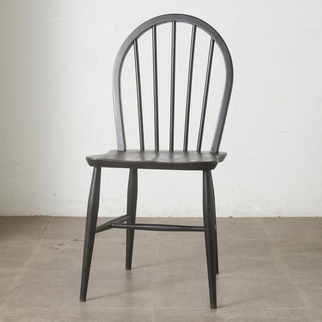 1920年創業のイギリス老舗家具メーカー ERCOL(アーコール) による、ヴィンテージ フープバックアームチェア / リペイント品です。 ERCOLのアイコン的存在であるウィンザーチェアシリーズの中で、最もオーソドックスなスタイルのフープバックチェアは「ボウバック(弓型の背もたれ)」という、クラシカルなデザインをベースに作られています。様々なバージョンがあり、背もたれのスポーク数が4本、5本、6本の3タイプ、座面はノーマル型とバイオリン型の2タイプ、大きさはノーマルサイズとラージサイズがあり、さらに6本スポークのチェアにはストレートレッグやアーム付きなどが存在し、その種類の豊富さもコレクター心をくすぐる大きな魅力となっています。 アーコール ERCOL アーコール社は現存するイギリスの老舗家具メーカー。新品家具としてもアンティーク品としても同一のモデルで同様に高い支持を受け続けている稀有なブランドです。20世紀初頭にイギリスに移住してきたイタリア生まれの家具デザイナー "ルシアン・アーコラーニ"によって、1920年にハイ・ワイコムにアーコールファニチャーは設立されました。ERCOL社の成功のポイントとして当時乾燥が難しく歪みが生じるため家具材としては不適格として安価であったエルム材の乾燥方法を編み出したことがあります。ウィンザーチェアーに代表される伝統的な製法と、モダンデザインを融合させたコレクションは、さりげないデザインで軽やかでシンプル。1957年デザインのスタッキングチャイルドチェアーは、小学校などの施設で多く使用され一躍ベストセラーブランドとなりました。近年マーガレット・ハウエル（英国の服飾デザイナー）は、アーコール社スタッキングチャイルドチェアーのヴィンテージ品をロンドンショップで展示し、アーコールチェアーは大好評を得ることになりました。それをきっかけにアーコール社は2002年から同商品の復刻版の製造を開始するまでになります。 その後マーガレット・ハウエルのショップでもこの復刻版は販売されることとなり、たちまち人気が高まりました。イエロー×ゴールドの通称ゴールドラベルがついた1960年代〜70年代頃アーコール全盛期の品物は以前よりプレミアム的に価値で取引されておりましたが、近年ではそれ以降のヴィンテージ品ブルーラベルのお品物も含めてイギリス現地で一昔前の倍近くの取引相場にまで高騰しています。 ルシアン・アーコラーニ Lucian Ercolani 1888年イタリアで生まれ、1923年にイギリスの市民権を取得し、アーコール社を設立。イギリスの伝統的なウィンザー様式の家具を製造する傍ら、その伝統を打ち破り新たなウィンザーのデザインと普遍的なモダンデザインに挑戦したアーコール社の創業者。 ブナ(ビーチ) beech 白くきめ細かい木肌に割れにくい性質を備えた素材、材面には放射組織の小さな斑が入る。強度が高く粘りと弾性に富むので曲げ木の材料としても最適。着色の無い材は使い込む程に飴色に変化する。 クラシックスタイル 椅子・ソファ・ベッド ダイニングチェア 寸法・仕様など **サイズ（単位mm）** - 幅 420 奥行き 450 高さ 880 座高 440 ＊若干の誤差は御了承下さい。 **主な素材** - ブナ - 座面:天然木 **特記事項** - リペイント品 - 座面裏に修理跡、脚先に割れがあります。 - 全体に小さめ軽度の削れや付着物、凹みがあります。 - 商品コンディションは詳細画像にて必ずご確認お願いします。 コンディションランク ★★★★ 目立った傷や汚れなし コンディションランクについて 経年の使用感、塗装剥げ、傷などはユーズドならではの風合いと考えております。 画像を参考に見た目の雰囲気でご判断頂けると幸いです。 ★★★★★★ 新品、未使用 ★★★★★ 　未使用に近い ★★★★ 　　目立った傷や汚れなし ★★★ 　　　やや傷や汚れあり ★★ 　　　　傷や汚れあり ★ 　　　　　全体的に状態が悪い ＊ 配送料は商品画像内の送料表に基づき、ご注文確定後に別途ご連絡いたします。 すべての商品に関する注意事項 ＊配送指定日はご注文から14日以内、直接お引き取りはご注文から7日以内にお願いいたします。 ＊搬入不可によるキャンセルは受付かねます。ご注文の前に必ず搬入経路、設置場所のサイズ確認をお願い致します。 ＊商品の取り付けや組み立て、配線等はお客様にてお願いします。 ＊商品詳細画像をご覧になれない場合はご連絡ください。画像未確認の場合も返品はお受け致しかねます。 ＊設置に関わる工事費用や新品代替品のご用意等、ご購入代金を超える保証は致しかねます。 ＊商品到着から8日以上が経過した商品の返品・交換、初期不良以外の修理は承りかねます。 ユーズド商品に関する注意事項 ＊店頭や複数モールにて併売しておりますので、ご注文の重複によりキャンセルとさせていただく場合がございます。 ＊不足パーツやメーカーオプション品等についてはお客様にてご確認下さい。 ＊画像掲載枚数に限りがあるため実用に差し支えない部分や、細かい傷などは掲載できない場合があります。 ＊感じ方に個人差がございますが、中古家具における多少の匂いについては予めご了承ください。 ＊前所有者による改造や修理、通常の扱いでは見えない箇所の破損、予想できない経年劣化などにつきましては対応不可となる場合がございます。 ＊ユーズド品は殆どの商品が一点物になります。運送事故や不具合が生じた場合代替品はご用意できません。 ＊購入者様以外のアンティークの特性をご理解頂いていない不特定多数が使用される店舗などでのプロユースは保証対象外となります。 ヴィンテージ、アンティーク商品の取扱について ＊塗装が現代のものに比べ弱く、輪染みや色落ち、色移りの可能性があります。 ＊現代の家具より強度が低く、設置場所や輸送時の温度・湿度によって収縮が生じる場合があります。 ＊オイルやラッカー仕上げが主になりますので、アルコールでの拭き上げはお控えください。 ＊メンテナンスオイルを塗布しての出荷となりますので、水拭き時にオイルが付着し茶色くなります。 新品商品に関する注意事項 ＊お客様が一度ご使用された場合、商品や商品の箱、説明書等を破損・紛失された場合等は返品・交換をお受けできない場合がございます。