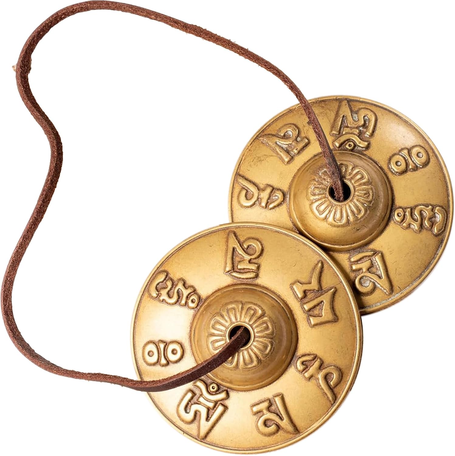 詳細 模様 : 六字真言（マントラ） サイズ：直径約6.5センチ 素材：銅 ティンシャベル ネパールのチベット密教で用いられる伝統的な法具で、昔から僧侶が旅する際の護身用や魔除けとして使用されてきました。 お経を唱える時や瞑想の際にも使われ、シンギングボールとともにその美しい音色で心を落ち着かせる効果があります。 最近ではヨガなどの活動にも取り入れられ、その深く美しい音色は聞く人を穏やかな気持ちと癒しを提供します。 また空間を浄化する効果もあり、天然石などの浄化にも使用されます。 今ではヨガなどでも使用されるようになってきました。 凛として深く、美しく響くその音色は聞く人の心を静め極上のヒーリングをもたらします。 場を浄化する力もあるため、天然石の音による浄化にもご使用いただけます。 六字真言(マントラ) 「六字真言」とは「六字大明呪」とも呼ばれ、サンスクリット語に由来し、すべての菩薩の慈悲と加持を象徴しています。 使用方法 上下に振って鳴らす方法：ティンシャの紐を持ち、上下に振って縁を当て合わせて鳴らします。これはチベットで一般的な方法です。 水平に揺らして鳴らす方法：ティンシャを水平に保ちながら、紐を左右に揺らして鳴らします。 シンバルのように鳴らす方法：ティンシャの紐を持ち、内側同士を軽く合わせてシンバルのように鳴らします。 メンテナンス 定期的に乾いた布で汚れを拭き取ってください。銅という特性上、油分や水分などが付着すると酸化・変色を起こしやすくなります。品質に影響は出にくいですが、こまめにお入れいただければ美しい金色を保ちやすくなります。また、ベルを繋ぐ紐は消耗してきたら新しいものに交換ください。