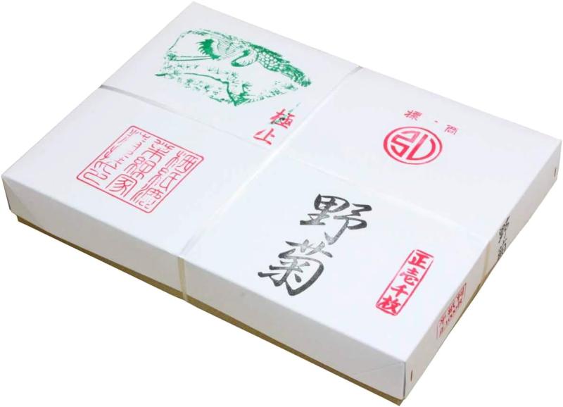 弘梅堂 書道半紙 仮名用 野菊 1000枚 にじまずなめらか 仮名書道に最適な伊予半紙愛媛県伊予産・仮名文字用 書道半紙 1000枚入り（箱入り）〜薄漉き・なめらか仕上げ〜 初心者から上級者まで。書道教室でも高評価の仮名用半紙愛媛県伊予地方で生産された、仮名文字専用の高品質な書道半紙です。表面はなめらかで筆の運びが良く、繊細な筆づかいをしっかりと表現できます。仮名の流れるような線や細やかな筆致も美しく仕上がるため、書道教室でも高い人気を誇ります。にじみが出にくい原料を厳選して使用し、墨色も良好。薄漉きタイプながらも紙の強度があり、初心者から上級者まで安心してお使いいただけます。たっぷり使える1000枚入りの箱入りタイプ。教室での使用や大量の練習にも対応し、保管にも便利です。仮名文字の練習、作品制作、指導用など、さまざまな用途におすすめの一品です。商品サイズ 243×334mm入数 1000枚