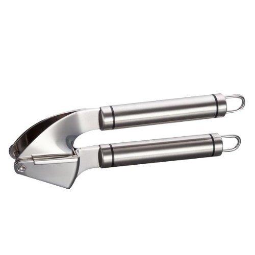 SZM ニンニクつぶし器 ガーリックプレス ステンレススチール手に汚れやにおいをつけずに、にんにくをしぼれる便利なガーリックプレスですカップに入れてにぎりしめるだけ。まな板や包丁ほかの調理器具ににおいをつけません。お手入れも簡単ニンニクが簡単につぶせます。幅広く大粒にんにくでも入ります。耐久性に優れたオールステンレス製