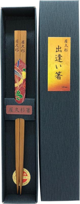 屋久杉 箸 出逢い一膳箸 23cm [屋久杉天然木/ギフト箱] 日本製サイズ：全長約23cm 材質：天然木　屋久杉原産国：日本　鹿児島県【贈り物にも】屋久杉は「厄が過ぎる」と縁起物として人気があります。お誕生日、結婚記念日は勿論、様々なシーンでプレゼント・ギフトとしてご利用頂けます。【屋久杉】屋久島の大自然の中で樹齢千年以上、長い時間をかけて成長した杉です。そのため木目(年輪)が細かく丈夫で、抗菌作用のある樹脂分も多く腐りにくい特徴を持ちます。香りがとてもよく、リラックス効果も期待できます。職人が屋久杉の特長を生かし、丁寧にモノづくりをしております。ひとつひとつ丁寧に作り上げた、香り高い屋久杉のお箸。口当たり良く、男女問わず使いやすい形のお箸です。先端が緩やかに丸みを帯び、細かいものが摑みやすくなっています。