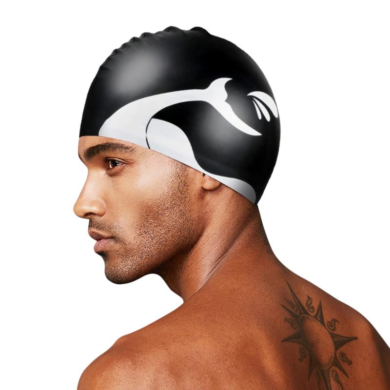 スイムキャップ シリコン 水泳キャップ メンズ レディース スイミングキャップ 締め付けず ゆったり 伸縮性 スイム帽子 耳当て 髪が濡れない 防水水泳帽子 水泳練習 水遊び フィットネス 【仕様】フリサイズ、帽子周り：50-60cm、材質：シリコン、対応対象：メンズ、レディース、ゆったりとしたシリコン水泳キャップ【ストレッチ性よい水泳キャップ】柔らかくて繊細の質感、弾力性が高い、伸縮性によいシリコン素材を採用され、引っ張ても変形しにくい、丈夫で長くご使用いただけます。【ゆったりとしたサイズ】幅と深さは普通のスイムキャップ広めに加工されたゆとりしたサイズ感で頭にごわつかず、締め付けず、フィット感がよい【優れた撥水性】髪が濡れない防水シリコン帽子 なのでプールの水に含まれる塩素から髪や頭皮を守ることが出来ます。【軽量で快適】軽くて長時間着用しても負担にならず、着け心地よく着用していただけます。水泳練習、フィットネス、競泳、海水浴、プール、温泉様々な場面にご活用できます。かっこよくおしゃれなサメデザインでプレゼントとしてもオススメです。