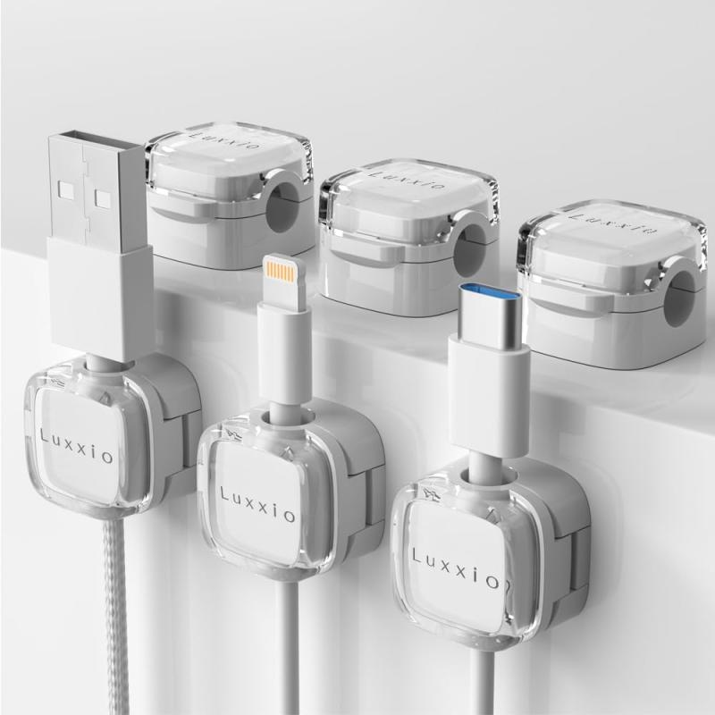 Luxxio マグネット式ケーブルホルダー ケーブルクリップ 配線止め 配線整理 ケーブル コードホルダー コードクリップ 強力両面テープ粘着 USB配線収納 卓上 デスク 机 壁 車 ナイトテーブル 【マグネット式】マグネット開閉式ケーブルクリップデザインにより、片手でケーブルを取り付けたり取り外したりすることができます。【強力なマグネットロック】スマホ充電ケーブルをしっかりと固定し、使用時にケーブルが抜け落ちるのを防ぎます。【幅広いケーブルに対応】7.5φまでのケーブルに対応しており、スマホ充電ケーブルだけでなく、テレビアンテナケーブルやHDMIケーブルなどにも使用できます。【スタイリッシュなデザイン】 クリアブラック、クリアホワイト、クリアオレンジ、クリアブルー、クリアパープル、ホワイト、ブラックの7色展開で、どんなインテリアにも馴染むスタイリッシュなデザインです。【場所を選ばない】 自宅、オフィス、車内など、様々な場所で利用できます。 高耐久両面粘着パッド付き：ガラスやプラスチック、木材など、さまざまなところへ接着が可能。アクリル素材を採用し丈夫で耐久性に優れています。