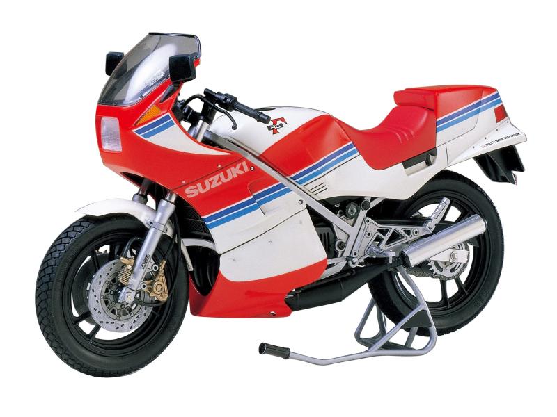 タミヤ 1/12 スケール特別販売商品 オートバイシリーズ No.29 スズキ RG250Γ(ガンマ) フルオプション プラモデル 14029組み立て塗装が必要なプラモデル。別途、接着剤や工具、塗料等が必要。1/12スケール未塗装プラスチック組み立てキット完成時サイズ:全長167mm、全幅57mm、全高99mmクラストップの45馬力を絞り出す2ストローク水冷並列2気筒エンジンをはじめ、レーサー譲りの角形フレームや、スズキ独自のフルフローター・リヤサスペンションなども詳細にモデル化実車ではオプションとして用意されているアンダーカウルやシングルシートカウルもパーツ化