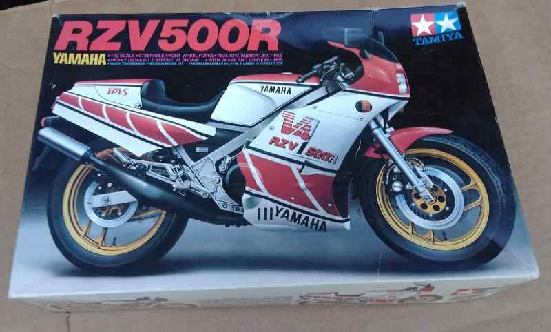 タミヤ 1/12 オートバイシリーズ ヤマハRZV500R組み立て、塗装が必要なプラモデル。別途、工具、塗料等が必要。