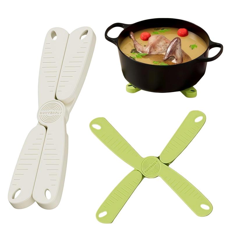 Getrays 折りたたみ 鍋敷き 2個セット 断熱ホットパッド【製品仕様】✅ シリコン断熱ホットパッド*2個（ホワイト+グリーン）、サイズ：直径約16cm（広げた後）。【優れた素材】✅ これらの鍋敷きは高品質なシリコン素材で作られており、防水、防汚、耐磨耗、耐スクラッチ、滑り止め効果に優れ、実用的で長持ちします。素材は速乾性に優れ、雑菌が繁殖しにくく衛生的です。【断熱性&amp;実用性】✅ 鍋敷きは優れた断熱性能で、熱い飲み物や食器からテーブルを守ります。また、実用性も抜群で、テーブル面のキズ防止はもちろん、テーブル以外のさまざまなアイテムのカバーとしてもお使いいただけます。【手軽なお手入れ保管】✅ この断熱ホットパッドは、折り畳みデザインを採用し、コンパクトな構造と吊り穴を備えています。使用後は簡単に折り畳んで収納でき、貴重なキッチンスペースを節約します。なお、お手入れも非常に簡単で、布で拭くか水洗いするだけで汚れを落とせます。【幅広い用途】✅ この断熱マットは多用途に使用でき、鍋敷き、コースター、コーヒーポット敷き、調理器具敷き、丼敷き、お皿敷きなどとしてお使いいただけます。見た目が美しいだけでなく実用的で、様々なご家庭に最適です。また、ホームデコレーション、結婚式、パーティー、宴会など、さまざまなシーンの装飾品としても活躍します。