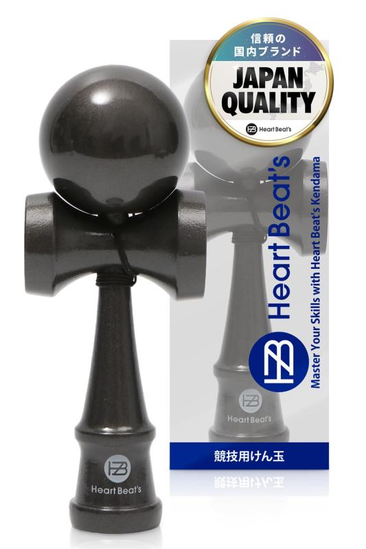 【モダンなモノクロームカラー 競技用けん玉】けん玉 剣玉 けんだま Kendama 民芸品 ミスティカルモノクローム [Heart Beat’s]【技が決まる競技用けん玉】✅ Heart Beat's けん玉は、技の決まりやすさを追求した高品質な競技用けん玉です。初心者から競技志向者、幼児・小学生、子供からお年寄りまで幅広いレベルの方にお楽しみいただけます。基本技から応用技まで、多彩な技に挑戦できる設計です。✅大きな開口部により、けん先の挿入が容易になり、技の精度がさらに向上します。✅オールブラックモデルは特殊マットコーティングにより、グリップ力とクッション性が高まり、球が止まりやすくなります。【木のぬくもりを感じるナチュラルモデル】✅純粋な木材の質感をそのまま活かしたシンプルで洗練されたデザインが魅力のナチュラルモデル。木材本来の温かみと自然のぬくもりが感じられる手触りで、リラックスしながら心地よいプレイを楽しむことができます。 【お絵かきけん玉】✅無垢の木地をキャンバスに、世界に一つだけのオリジナルけん玉をデザインできます。自由にお絵描きして、自分だけの唯一無二のけん玉を作り出しましょう【プレミアムなオールブラックモデル】✅洗練されたオールブラックのデザインが、プレイを一層スタイリッシュに。シンプルながらも高級感のあるデザインが、プレイの楽しさを倍増させます。【メタリックの重厚感が漂うオールガンメタリックモデル】メタリックの硬質な輝きと、洗練された重厚感をまとったオールガンメタリックモデル。 動きに躍動感を与え、手元で静かな存在感を放ちます。✅シンプルで洗練されたモノクロームカラーのけん玉は、エレガントでプレミアムなデザインが特徴です。統一感のあるカラーリングはプレイヤーの集中力を高め、技に集中しやすくすることで、パフォーマンスの向上にもつながります。【初心者にも使いやすい学童けん玉】✅耐久性とバランスに優れ、初心者でも技が習得しやすいサイズの設計です。けん玉は子どもの運動能力の発達、集中力向上に役立つ玩具です。遊びながらお子様の成長をサポートします。【自宅で気軽にフィットネス】✅けん玉は指先や膝の運動が認知症予防やストレス解消に効果的で、認知機能や運動能力の向上が期待できる手軽なフィットネスとして注目されるアイテムです。楽しみながらストレス解消と健康増進が図れ、心身のリフレッシュにも最適です。お子さまから大人まで、ご家族みんなで楽しめます。【信頼のジャパンクオリティ】✅企画・設計から品質管理まで、すべて日本品質。日本人スタッフの管理のもと、厳選した海外工場で生産し、国内検査工場で全数検査を実施。信頼の品質をお届けします。✅剣玉は老若男女問わず楽しめる日本の伝統文化の一つです。心地よい木製の感触と美しいデザインは、ギフト、プレゼントとしてもオススメです。今では海外の方にも「kendama」として人気のプレゼントです。✅生産国：中国，木材：ブナ，サイズ：全長18cm，付属品：替え糸