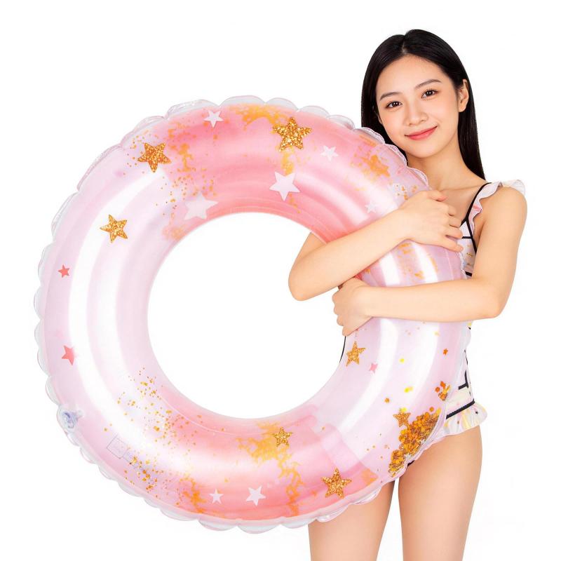 浮き輪 大人 うきわ キラ星ピンク Fohil 可愛い O型フロート おしゃれ 厚手 安全 スイミング 川遊び プール・ビーチ 海水浴 水上水遊び 夏休旅行 アウトドア 暑さ対策 #90cm/100cm【2026新型星デザイン浮き輪】主に女性と青少年向け、かわいいピンクと星柄のデザイン。透明ピンク素材にキラキラの星ラメが散らばり、光を浴びると幻想的な雰囲気を作り出す。プールや海辺では視線を集め、SNS での写真投稿にも最適で、女性の間で人気の高い浮き輪です。「選べる」2サイズで、シーンとスタイルに合わせて。 安定性を求める方には100cm（両手持ち手付き）、シンプルで軽量を好む方には90cm（スタンダードO型）。ご自身の水遊びスタイルにぴったりの一枚が見つかります。【PVC浮き輪】スターデザイン浮輪は、PVC 素材を使用しており、厚さは22スレです。丈夫で耐久性に優れており、破裂や破損に強いです。素材が柔らかく快適で水に浸かっても冷たくなく、欧米基準（仕様・環境保護・安全性）に準拠しており安心使用ができます。【軽量で持ち運び便利】軽量なので、持ち運びが簡単です。収納後もコンパクトで、スーツケースやバッグにもスムーズに入れることができます。海辺旅行、プールレジャー、川遊びなど、いつでもどこでもこの浮き輪と一緒に夏の楽しさを満喫できます。【定番のO型浮き輪】O型フロートは、シンプルで実用的なアイテムです。均一な円形デザインにより安定した浮力を提供し、様々な体型や使用者のニーズに対応可能です。穴に身体を入れたり、上から乗ったりと使い方は自由で、プールや海辺などさまざまなシーンで活躍します。今年の夏、この浮き輪で楽しい水遊びを満喫しましょう
