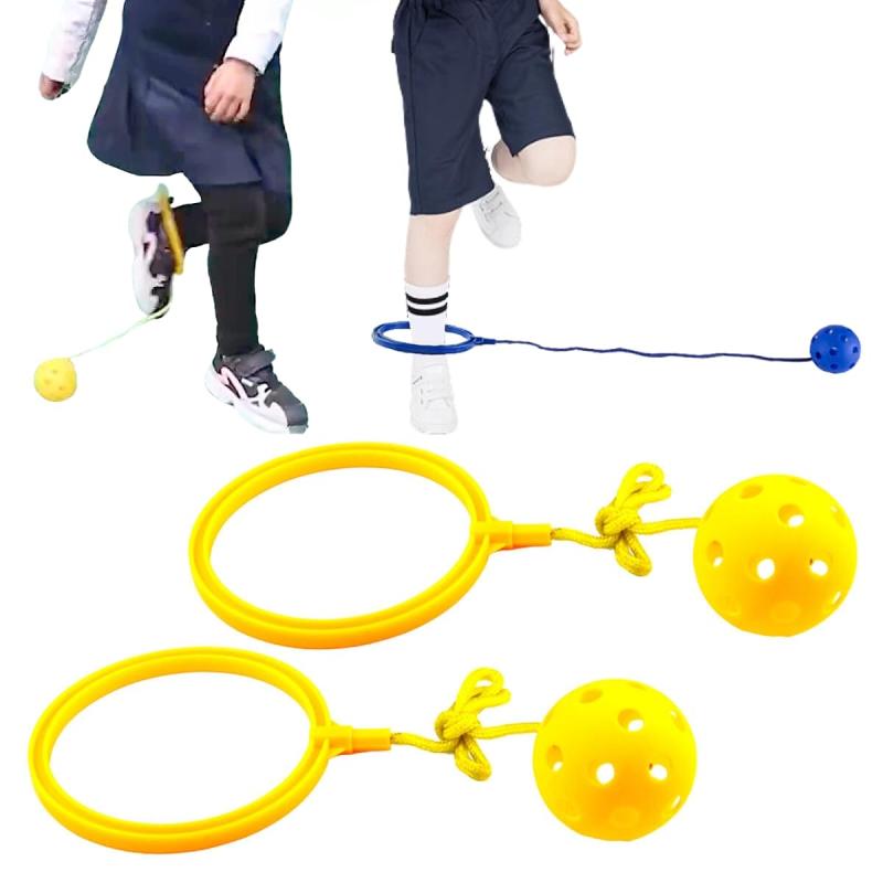 SALUDABLE スキップボール ホッピング 外遊び 公園 グッズ ジャンピングボール キャンプ丈夫×安全設計 環境に優しいPP素材で作られたスキップボールは、丈夫で柔軟性のある素材です。頑丈なプラスチック製で、長時間の使用にも耐えられるため、子供たちが思う存分遊ぶことができ、幼児から小学生まで安心して使用できるデザインです。子供が安全に遊べるように設計されているため、親も安心して見守ることができます。楽しく遊びながら体力向上 スキップボールは、片足に装着してボールを回しながらジャンプすることで、遊び感覚で体力を向上させられるおもちゃです。リズミカルな運動を楽しむ中で、リズム感やバランス感覚が自然と養われます。回るボールがスムーズに動き、絡む心配がないので、安心して全身運動ができます。親子で一緒に楽しめる運動ツール 室内外問わず、どこでも簡単に使用できるスキップボールは、親子で一緒に楽しめるエクササイズツールです。特に外遊びが難しい時期に、家の中で体を動かす手軽な方法として最適です。親子のコミュニケーションを深めながら、遊び感覚で運動不足を解消できるのが大きな魅力です。簡単な操作で誰でも楽しめる スキップボールは、特別な技術やルールが必要なく、誰でもすぐに楽しむことができるシンプルな設計です。片足に装着してボールを回すだけで、すぐにプレイできるため、幼児から大人まで幅広い年齢層で遊べます。すぐにコツをつかめるため、初めての子供でもすぐに楽しむことができます。持ち運びに便利な軽量設計 軽量でコンパクトなデザインのスキップボールは、持ち運びにも便利です。公園や庭先など、どこへでも手軽に持ち出せるため、いつでもどこでも運動を楽しめます。体を動かす機会が少ない現代の子供たちにもぴったりです。商品仕様：重量：55g、素材プラスチック、ボールの大きさ7.2cm、紐50cm　セット内容：【2個セットは選べる6カラー：イエロー、レッド、パープル、グリーン、ブルー、オレンジ】/【6個セット：全6色】対象年齢6歳以上