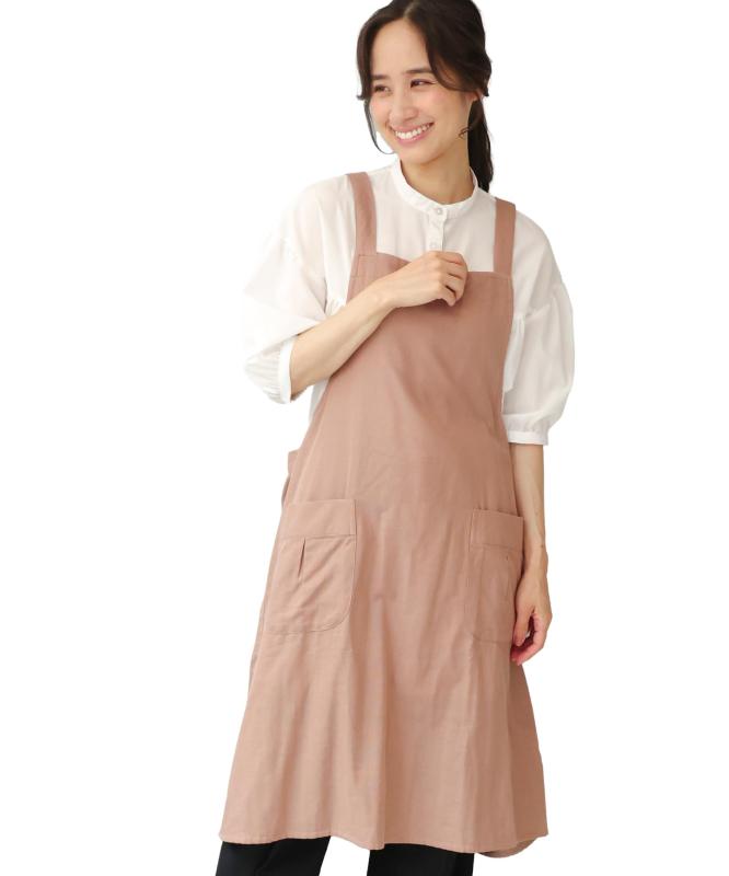 [ON NISHIKI] エプロン レディース おしゃれ 可愛い かぶるだけ 綿100％ ダブルガーゼ 肌に優しい ふんわり 軽い バッククロス ポケット付き【綿100％ ダブルガーゼ素材】敏感肌の方にも安心、肌に優しい綿100％。洗うほどに風合いアップするので、使い込むほどに柔らかくなります。【バッククロス】さっと着られるバッククロスエプロン。ふんわり優しい着け心地です。【軽くて動きやすい】軽くて動きやすいので、長時間の家事でも疲れません。　【ポケット】スマホやハンカチなど、小物を入れるのに便利なポケットが左右についています。【体型カバー】ボタンやリボンがないバッククロスタイプのエプロンです。お尻が隠れるので体型カバーにもおすすめです。