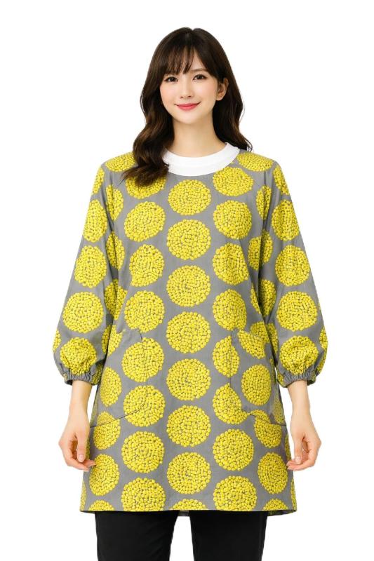 [ルナ パンダ] 百貨店 販売 日本製 大きな 花 柄が かわいい 北欧 風 おしゃれ 割烹着 かっぽうぎ スモック 73575日本製 1940年創業 エプロン 専門店 かわいい 割烹着 （ カッポウギ ）大手百貨店・ハンズ様とお取引人気の 北欧 風の 大きな 花 柄 が 素敵な 割ぽう着定番 デザイン なので長くお使い頂けます。組成綿100％ 　丈約87.5cm 　身幅約56cm 　裄丈約69cm安心の 日本製 です。しっかりした綿 素材 です日常使い から 母の日 お誕生日 などの 贈り物 にも