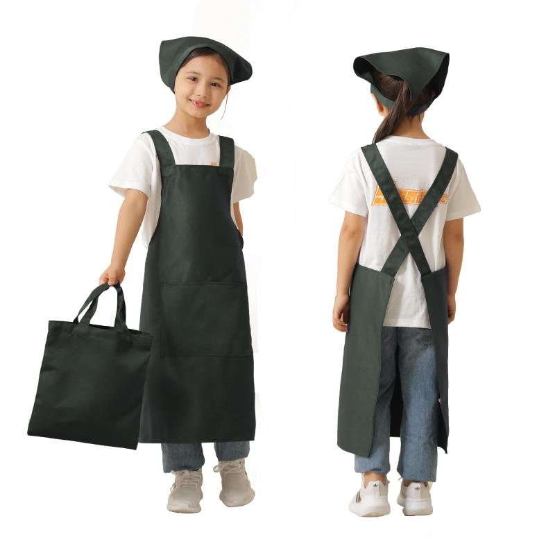 [Muggumo] 子供用 エプロン 三角巾 袋 2点/3点セット 名前タグ 小学生 男女兼用 着脱簡単 おしゃれ エプロン 幼稚園 小学校 入学準備 入園準備 入学祝い プレゼント適用身長：110ー160cm（モデル117cm、19kg）。エプロンは調節可能な留め具で、着脱しやすいデザインです。セット内容：かぶるセット：かぶるエプロン＋袋＋三角巾（ブラック、オリーブ、ネイビー）。 腰結びセット：腰結びエプロン＋三角巾（ブラック、ワインレッド）。はっ水加工・フロントポケット：フロントにはセパレートした大きめのポケットが付いているので、スマホやメモ帳など厚みのあるものもすっぽりと収まります。しわになりにくいエプロン：厚みのある素材を使用しており、ナイロンやコットン製のエプロンよりしわになりにくいので、アイロンをかけなくても大丈夫です。しっかりとした素材で長く愛用できます。適用場合：親子活動に楽しさを加える親子モデルエプロン、幼稚園、保育園、小さな学校活動、料理教室、チャート作業、絵画、陶芸など、様々なシーンで使用できるシンプルでかわいいエプロンです。
