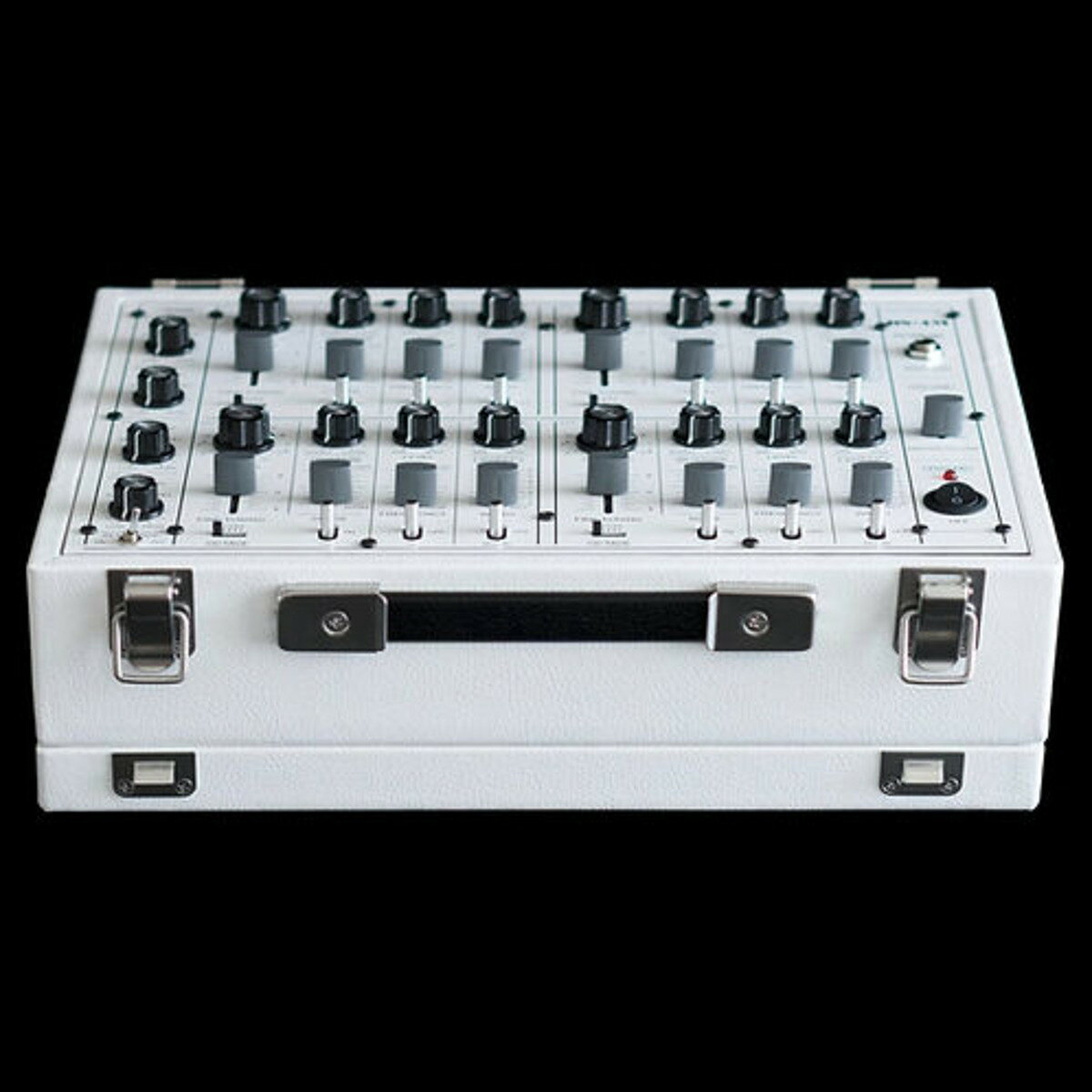 50台限定！伝説のDS-4アナログドラムシンセが現代に復刻東洋楽器の名機「ULT-SOUND DS-4」を忠実に再現した、50台限定生産のアナログドラムシンセサイザー。オリジナルに現代的なアップデートを施し、白パネルと黒のレタリングによる洗練されたデザインで復活。前モデルで変更された「SUSTAIN」スライダーや「ATTACK」ノブに加え、ベロシティ感度を有効にする「Beat Sense」スイッチを継承。さらに、4ボイスが単一のMIDIチャンネルで操作可能となる統合MIDIチャンネルやポリフォニックモード、MIDI経由でのベロシティコントロールなどの高度なMIDI機能を追加。個別のトリガー入力、CV/Gate入力、独立出力を備え、スタジオやライブなど多様なセットアップに柔軟に対応します。 東洋楽器の名機「DS-4」アナログドラムシンセサイザーの現代的復刻版「Ult-Sound DS-4M ProMuzer」を、わずか50台の限定生産でお届けします。この限定モデルは、カスタムホワイトのフロントパネルとブラックのレタリングを特徴とする洗練された新デザインを採用し、ヴィンテージの魅力と現代的な美しさを融合させています。DS-4M ProMuzerは、ULT-SOUND DS-4の第2世代の仕様を忠実に再現しつつ、現代の音楽制作ニーズに応える革新的なアップグレードを取り入れています。 本復刻版ではオリジナルDS-4のいくつかの機能が引き継がれており、オリジナルのデザインに馴染みのない方のために、それらの特徴をここで紹介します。 ・SUBスライダーの代替：オリジナル版と同様に、SUBスライダーは「SUSTAIN」スライダーに置き換えられており、より直感的なサウンドシェイピングを可能にします。 ・SUSTAINポットの代替：同様に、SUSTAINポットは新しい「ATTACK」ポットに置き換えられています。これにより、ドラムサウンドにシャープで打撃感のあるクリックが加わり、パンチと鮮明さが向上。インパクトのあるドラムトーン作成には欠かせない機能です。 ・Beat Senseスイッチ：オリジナルと同様に、このスイッチでベロシティ感度を有効にでき、トリガー入力に対するダイナミックなレスポンスで表情豊かな演奏が可能です。 これらの機能はDS-4の第2世代の一部であり、この復刻版でも不可欠な要素となっています。オリジナルのデザインをご存知ない方にも、これらの強力な機能を理解していただくためにここに記載しています。 MIDIと接続性 DS-4M ProMuzerは、高度なMIDI機能を導入しています： ・ボイスごとの4つの独立したMIDIチャンネル：各ボイスに対して個別のMIDIチャンネルを割り当て可能です。 ・統合MIDIチャンネル（Unified MIDI channel）：4つのボイスすべてを単一のMIDIチャンネルで操作可能です。 ・ポリフォニックモード（Polyphonic Mode）：複数のボイスを同時にコントロールし、より豊かなコンポジションを実現します。 ・MIDI経由のベロシティコントロール：MIDIを通じてベロシティを直接コントロール可能です。 ・ダイナミックゲート入力（Dynamic Gate Inputs）：ゲート入力が入力信号のレベルに反応し、出力音量をダイナミックにコントロールして表現力を高めることができます。 また、前バージョンと同様に、スタジオとライブの両方のセットアップで真価を発揮する、いくつかの必須の接続オプションを維持しています： ・トリガー入力（Trigger Inputs）：ドラムパッド用の専用トリガー入力。 ・CV/Gate入力（CV/Gate Inputs）：各チャンネルに個別のCV/Gate入力を備え、高度なシーケンスやモジュレーションの可能性を提供します。 ・個別出力（Individual Outputs）：チャンネルごとのセパレート出力により、ルーティングやミキシングに柔軟性をもたらします。 ・バランスステレオマスター出力（Balanced Master Output）：高品質なバランスマスター出力が、極めてクリアなオーディオ品質とプロフェッショナル機器との互換性を保証します。 この復刻版は、オリジナルのアナログ回路とモダンな機能を融合させ、ミュージシャンやプロデューサーにとって極めて多用途な楽器となっています。Ult-Sound DS-4M ProMuzerは、ヴィンテージサウンドと現代の機能性を融合させ、向上したコントロールと多彩な接続性を提供します。50台限定！伝説のDS-4アナログドラムシンセが現代に復刻