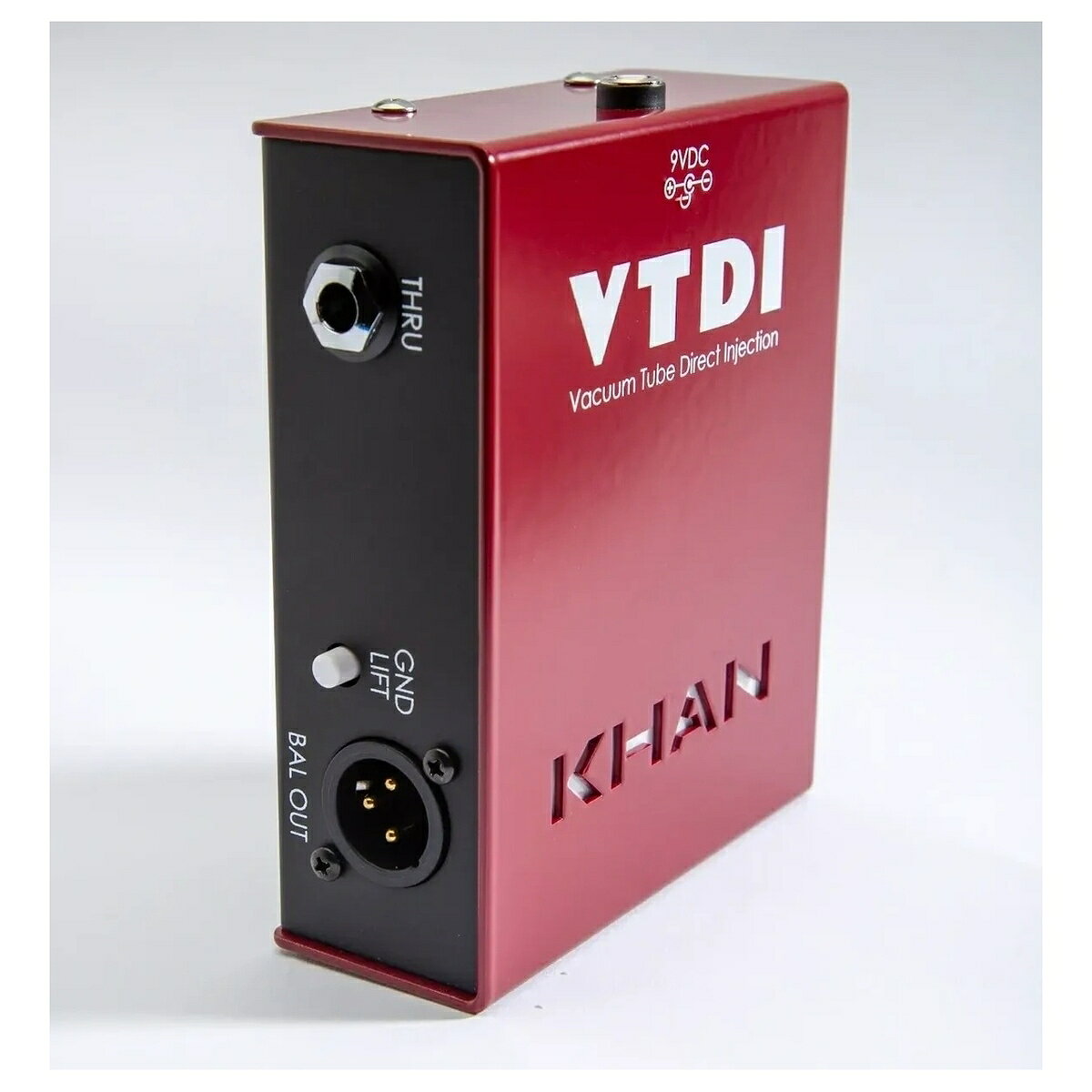 VTDI REDの極上サウンドはそのままに9V駆動＆小型化「9VDI」は、名機「Ampeg SVT-DI」を現代に蘇らせた「VTDI RED」のサウンドを一切妥協することなく、DC 9V（500mA）駆動とペダルボードへの組み込みに適した小型化を実現した真空管（12AU7）DIです。独自開発のノイズフィルタリング付きスイッチング電源により、真空管を高電圧駆動。これにより、真空管特有の豊かな倍音と強力なドライブ能力を最大限引き出します。ベースだけでなく、アコースティックギター、キーボード、シンセサイザーなどの様々な楽器に対応し、デジタル特有の硬さを和らげ、温かみ、明瞭さ、リアルな響きをもたらします。XLRバランス出力や、処理済み信号を出力するTHRU端子、PAD（-6dB）スイッチ、GROUND/LIFTなどを備え、ステージでもスタジオでも極上のトーンを提供します。 多くのユーザーからの VTDI RED の小型化を望む声により、ペダルボードに最適なサイズに凝縮した「9VDI」が誕生しました。 VTDI RED は、Obeid Khan 本人が設計・開発に携わったチューブ DI である Ampeg SVT-DI を、Khan Audio としてブラッシュアップし現代に蘇らせた製品です。その卓越したサウンドを一切妥協することなく、現代のシステムにマッチするようアップデートを施したのがこの「9VDI」です。 その名前が示す通り、AC 100 V ではなく DC 9 V / 500 mA で駆動。新たに独自開発されたスイッチング電源で真空管（12AU7）を高電圧駆動させることにより、真空管特有の豊かな倍音と強力な出力ドライブ能力を最大限に引き出します。 ベース、アコースティック楽器、キーボード、シンセサイザーモジュールなど、幅広い楽器や音源に最適です。真空管がもたらすサウンドは、他の DI ボックスでは得られない温かみ、明瞭さ、そしてリアリズムを演出します。アコースティック楽器はより心地よい響きになり、ベースはより大きく、パンチが効き、クリアかつ温かみのあるサウンドになります。また、キーボードやシンセサイザーの音色はデジタル特有の硬さが抑えられ、より自然な響きへと変化します。 FEATURES ・オールチューブ信号パス ・12AU7 管を 1 本搭載 ・INPUT（1/4″）：PAD（6dB）スイッチ搭載。 ・THRU（1/4″）：12AU7 管のゲイン段とカソードフォロワーの後に位置し、チューブ処理済みの信号を出力。 ・BAL OUT（XLR）：チューブ駆動トランス、GROUND/LIFT 機能搭載。 ・高ヘッドルーム設計のゲインステージ ・高度なフィルタリングを施した高電圧供給回路 開発ストーリー 複数段 of フィルターによってノイズを徹底的にシャットアウトする、非常に安定性の高い独自のスイッチング電源を開発。この技術を VTDI RED の回路へ応用したことで、待望の 9VDI が誕生しました。 9VDI のオーディオ信号経路は、VTDI RED と完全に同一です。使用している電子部品の種類、ブランド、定数のすべてにおいてすべて同じです。唯一の違いは、スイッチング電源化に伴い不要となった出力トランスの磁気シールドを排した点のみです。 これにより、あらゆる楽器で VTDI RED 譲りの極上サウンドを活用できるようになると同時に、ペダルボードに組み込みやすいパッケージを実現しました。 9VDI は真空管を駆動させるため、DC 9 V / 500 mA とエフェクターとしてはやや大きめの電流を必要とします。使用する際は、PB10.8DC9-2.1 をはじめとする高品質な電源アダプターをご使用ください。 FAQ Q: THRU ジャックとは何ですか？信号経路のどこに位置するのですか？ A: 1/4″ の THRU ジャックは、12AU7 管のゲイン段とカソードフォロワーの後に位置する出力端子です。 ユニティゲインとなっており、ステージ上のアンプに「スルー」接続することを想定しています。VTDI の真空管段は、どのようなステージアンプを使用する場合でも、その音質を向上させます。 Q: 「オフバイパス」機能とは何ですか？ A: オリジナルのブラック VTDI には、電源が OFF になった際に本体をバイパスする機能があります。 電源が切断されると、THRU（1/4″）出力と XLR バランス出力の両方が、直接接続の状態に戻ります。この機能は内部のリレーによって実現されており、比較を行う際や、停電時のフェイルセーフとして機能します。 ※ VTDI RED および 9VDI には、オフバイパス機能は搭載されていません。 Q: VTDI を使って、他の楽器の音質を向上させることはできますか？ A: はい。 VTDI は、アコースティックギター、バイオリン、チェロ、アップライトベース、マンドリン等、基本的にピエゾピックアップを搭載したあらゆる楽器に使用でき、VTDI の入力段の恩恵を大いに受けることができます。静電容量型ピエゾ素子と高インピーダンスの真空管段の組み合わせは、（理論的にも音質的にも）理想的な組み合わせです。 Q: XLR バランス出力のレベルはどれくらいですか？ A: XLR バランス出力は、低いラインレベルとなっています。VTDI にはある程度のゲインが設定されているため、楽器レベルは XLR 端子では低いラインレベルの信号に変換されます。 例えば、アクティブベースからの高レベルの信号でも、0dB に近い信号レベルになります。ヘッドルームを最大にし、ノイズを最小限に抑えるためには、ミキシングコンソールの入力端子をライン入力に設定してください。そこから必要なゲインを調整してください。必要なゲインは 10dB 未満です。 Q: 本体は熱くなりますか？通気性を考慮する必要はありますか？ A: VTDI は、発熱が極めて少ないプリアンプ管を採用しています。通常の使用環境下では、熱くなることはありません。 アンプのそばや、ペダルボード上など、どこにでも設置可能です。実際に、ペダルボードのセットアップに組み込んでいるユーザーも数多くいらっしゃいます。 Q: 真空管はいつ交換すればいいですか？ A: プリアンプ管は、回路内で使用されている際、ほとんど負荷がかかりません。プリアンプ管の故障の主な原因はマイクロフォニック現象ですので、高音域のキーンという音が聞こえ始めたり、振動に敏感になったりした場合は、プリアンプ管の交換時期かもしれません。 一部の回路では、管が突然機能しなくなるような急激な故障が発生することがあります。この場合は、その兆候が明らかです。JJ 社の 12AU7 管が理想的で、その安定性と中音域が際立つトーン、そして良質な NOS 製品が揃っています。 TIPS AND TRICKS ・事前に録音されたトラックのプロセッサーとして使用します。VTDI に信号を送り、THRU（1/4″）出力または XLR 出力から戻し、DAW 内のドラムトラック、ボーカル、シンセサイザー等、あらゆる音源を強化します。 ・アンプのセンドジャックに接続することで、VTDI をポストシグナル用途として使用できます。これにより、アンプのプリアンプ信号が VTDI に送られ、サウンド全体が処理されます。 ・XLR 接続時にブザー音やハムノイズが発生する場合は、GROUND/LIFT スイッチを使用してください。電源ケーブルのグラウンド接続を無効にしないでください。 ・アコースティックギターを VTDI に通すことで、驚くほど素晴らしい音になります。高域が滑らかになり、低域の厚みが増します。ピエゾシステムでは、耳障りな音が取り除かれ、非常に自然なサウンドが得られます。これを実現するには、ピックアップの適切なインピーダンスマッチングが不可欠です。 ・アクティブベースの場合は、PAD（-6dB）スイッチを使用すると良い結果が得られる場合があります。ギター側で特定の周波数をブーストしていると、入力段がオーバーロードする可能性があります。歪みが目立つようになったら、PAD スイッチを ON にしてください。PAD スイッチを ON にすると、入力インピーダンスが 2.2MΩ から 47KΩ に低下し、アクティブ出力の楽器との互換性が高まります。 製品仕様動作電圧DC 9 V※ 複数出力のパワーサプライを使用する場合は、DC 出力がアイソレートされている製品をご使用ください。消費電流500 mA電源端子外径 5.5 mm / センターピン 2.1 mm（センターマイナス）真空管12AU7 x 1入力インピーダンス2.2 MΩ（PAD 有効時 47 KΩ）最大信号入力3 VRMS (+10 dB)ゲイン-10 dB to XLR Output周波数レスポンス8 Hz - 120 KHz +/- 1 dBTHD0.75 % (1 KHz 0 dB Input)S/N 比-92 dB寸法約 10.2 cm（幅） × 約 12.7 cm（奥行） × 約 4.5 cm（高さ）重量約 454 gJAN コード4570241481044VTDI REDの極上サウンドはそのままに9V駆動＆小型化