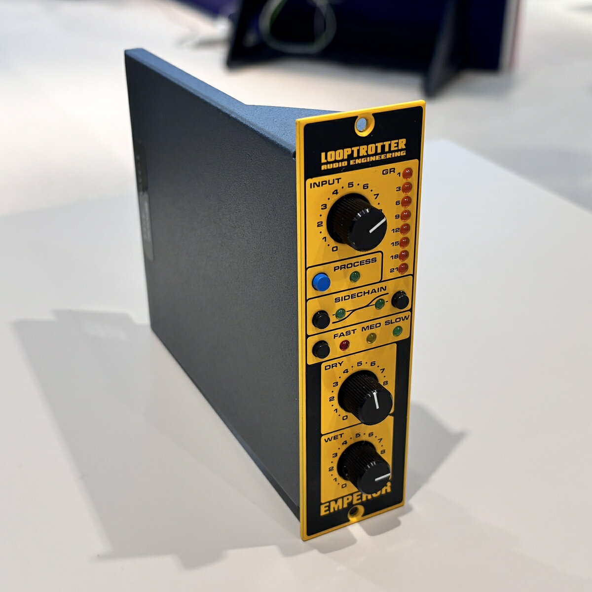 ※こちらの商品は1点限りの中古品となり、店頭・自社Webストアでも同時に販売をしております。タイムラグによりご用意出来ない場合がございます。予めご了承ください。 在庫店舗 梅田店 コンプレッサー、リミッター、そしてハーモニックディストーションジェネレーターとしても使用できる500シリーズ・モジュール。FETベースのアンプを搭載、サウンドに個性的な倍音や密度を加えることができ、単なるダイナミクス管理だけでなく、トーンシェーピングも可能。小キズ等多少の使用感は見られますが、大きな痛みはなく動作も好調です。 付属品：なし 箱：有、ケース：無、マニュアル：無 製品保証：6カ月保証 ＊中古製品に関しましては、新品時の付属ソフトウエアは登録の関係上再使用できないことが多いためお付けしていません。また、付属していても保証対象外ですのでご了承ください。【中古】EMPEROR 500 limiterコンプレッサー、リミッター、そしてハーモニックディストーションジェネレーターとしても使用できる500シリーズ・モジュール。