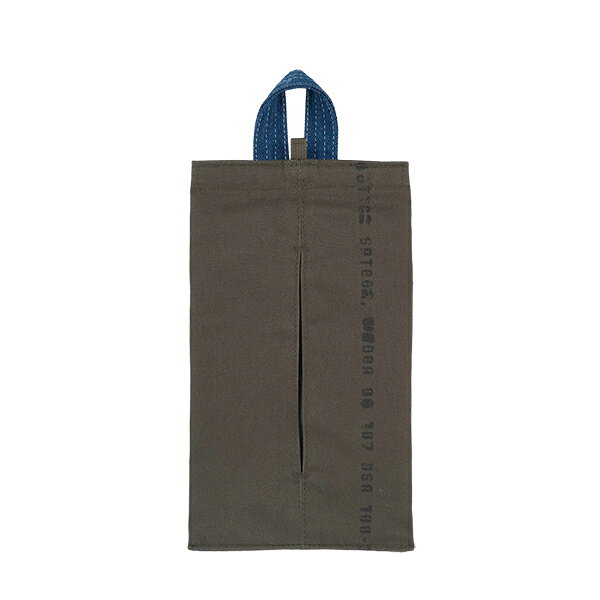 サイズ：W15×H26cm 対応ティッシュ：W20 × D10 × H4.5cmまで 素材：綿 生産国：中国 ご注意：一般的なボックスティッシュには対応しておりません。 お買い求めの際はサイズ等をご確認のいただけますようお願いします。ミリタリーを意識したコットンサテン生地にデニムのハンドルを合わせたリメイク風のティッシュケース。 簡易な仕様のティッシュケース。 本体生地には1960年代〜70年代の米軍のBDU（戦闘服）などに用いられていたコットンサテン生地をオマージュした素材を使用。 表面はサテン織特有の滑らかさとしなやかさがありつつ、高密度で無骨な表情を持つため、経年変化を楽しめるコットン生地です。 また、ステンシル風の染み込みプリントとオリジナルラベルを付属させました。