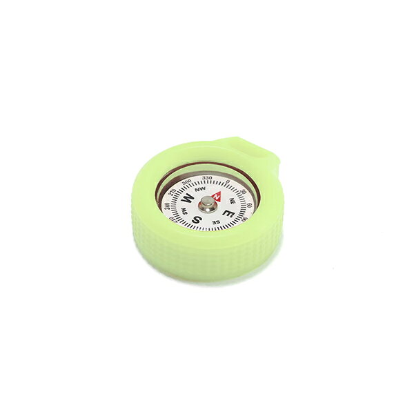 サイズ：W3.2×D1.3×H3.6cm 重量：10g 素材：シリコンゴム 生産国：アメリカ ※発光時間は、光源の強さや蓄光時間、使用環境などの条件により異なります。 ・光源が明るいほど、短時間で光を蓄えることができます。 ・ペットやお子様の手の届かない場所にて保管、使用してください。米海軍や救助隊の要請で開発された、特殊な高輝度蓄光シリコーンをハウジングに採用したボタンコンパス。 一般的な蓄光素材を遥かに凌ぐ明るさと、最大 24 時間に及ぶ発光能力により、完全な暗闇や視界不良時でも瞬時に方位を確認できます。 耐熱・耐久性に優れたプロスペックの素材が、夜間のナビゲーションや緊急時の備えとして、フィールドから日常まで確かな信頼性をもたらします。 12cm ボールチェーン付属。 「countycomm」 CountyComm社は1992年アメリカで創業され、現地政府機関や民間企業に向けた製品を設計から製造まで行う企業。蓄光素材のトレイやタグ等は、アメリカ政府機関と取引を行うために必要なCAGE CODEが取得されており、その高い品質は世界で信頼を得ています。