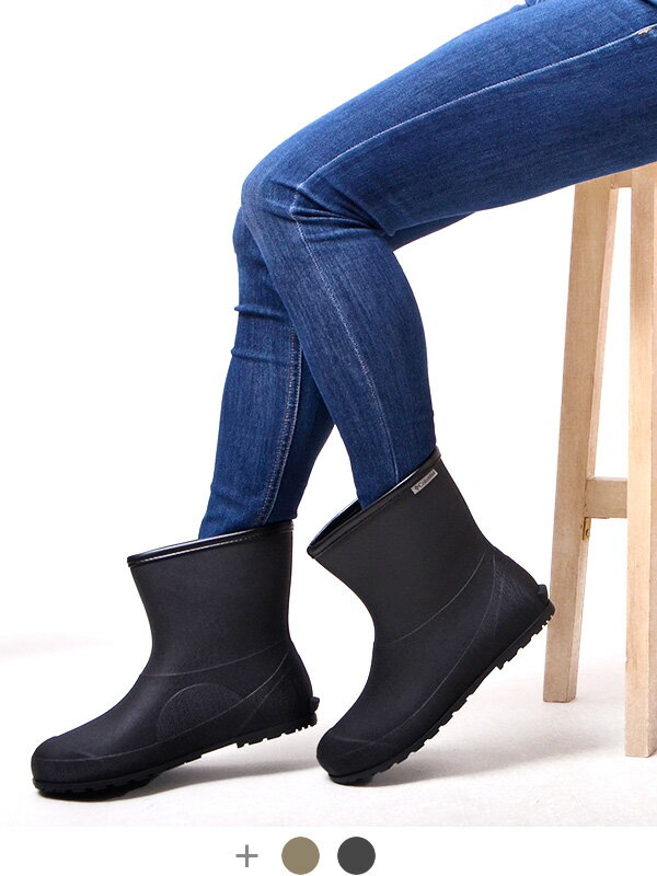 メーカー希望小売価格はメーカー商品タグに基づいて掲載していますColumbia Ruddy Leaf Short Rain Boots コロンビア ラディリーフ ショート レインブーツ 【Columbia(コロンビア)】 コロンビアスポーツウェアカンパニーはアメリカ・オレゴン州ポートランドで1938年に設立されました。 オレゴン州は山・川・海・湖など自然環境豊かな場所でアウトドアスポーツが盛んな場所として知られています。 設立当初は、家族経営の小さな帽子問屋でしたが今では世界最大規模のアウトドアウェアブランドに成長しています。 コロンビアはアウトドアスピリットを持った多くの人のために、 アウトドアブランドのパイオニアとして機能性や耐久性をもった最高の製品を提供します。 機能性だけでなく、スタイリッシュなデザインや豊富なカラーバリエーションもブランドの特徴になっています。 長年愛されているコロンビアのレインブーツ《ラディリーフ》のショートブーツモデル。 防水性に優れた、ラバー素材のショート丈レインブーツ。 折りたたんで持ち運びができるほど柔らかく、それでいて自立するほどのちょうど良い硬さもあります。 サイドのロゴはリフレクターにもなっており、夜間の視認性を高めます。 インソールはクッション性の高いEVA素材、アウトソールはグリップ性と安定感があるので、 街からフィールドまで幅広いシーンで活躍します。見た目よりも軽量で、足も疲れにくいのが嬉しいポイント。 一足あると重宝するアイテムです。 ・軽量で防水性に優れたショート丈レインシューズ ・折りたためるほど柔らかいラバー素材 ・サイドロゴは夜間の視認性を高めるリフレクタープリント ・インソールはクッション性に優れたEVA素材 ・グリップ力と安定性に優れたアウトソール ・フェスやキャンプなどのアウトドアシーン、雨の日の普段使いにおすすめ BRAND Columbia (コロンビア) DETAIL 日本正規販売店 MATERIAL 素材 アッパー：ラバー / シンセティックレザー アウトソール：合成ゴム 生産 中国製