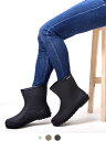 メーカー希望小売価格はメーカー商品タグに基づいて掲載していますColumbia Ruddy Leaf Short Rain Boots コロンビア ラディリーフ ショート レインブーツ 【Columbia(コロンビア)】 コロンビアスポーツウェアカンパニーはアメリカ・オレゴン州ポートランドで1938年に設立されました。 オレゴン州は山・川・海・湖など自然環境豊かな場所でアウトドアスポーツが盛んな場所として知られています。 設立当初は、家族経営の小さな帽子問屋でしたが今では世界最大規模のアウトドアウェアブランドに成長しています。 コロンビアはアウトドアスピリットを持った多くの人のために、 アウトドアブランドのパイオニアとして機能性や耐久性をもった最高の製品を提供します。 機能性だけでなく、スタイリッシュなデザインや豊富なカラーバリエーションもブランドの特徴になっています。 長年愛されているコロンビアのレインブーツ《ラディリーフ》のショートブーツモデル。 防水性に優れた、ラバー素材のショート丈レインブーツ。 折りたたんで持ち運びができるほど柔らかく、それでいて自立するほどのちょうど良い硬さもあります。 サイドのロゴはリフレクターにもなっており、夜間の視認性を高めます。 インソールはクッション性の高いEVA素材、アウトソールはグリップ性と安定感があるので、 街からフィールドまで幅広いシーンで活躍します。見た目よりも軽量で、足も疲れにくいのが嬉しいポイント。 一足あると重宝するアイテムです。 ・軽量で防水性に優れたショート丈レインシューズ ・折りたためるほど柔らかいラバー素材 ・サイドロゴは夜間の視認性を高めるリフレクタープリント ・インソールはクッション性に優れたEVA素材 ・グリップ力と安定性に優れたアウトソール ・フェスやキャンプなどのアウトドアシーン、雨の日の普段使いにおすすめ BRAND Columbia (コロンビア) DETAIL 日本正規販売店 MATERIAL 素材 アッパー：ラバー / シンセティックレザー アウトソール：合成ゴム 生産 中国製