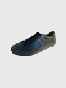 Schott Lace up Sneaker ショット レースアップ スニーカー 【Schott(ショット)】 ライダースジャケットの代名詞ともいえるSchottの歴史は、1913年、ニューヨークでアーヴィン・ショットジャックショットの兄弟によって始まった。 当初はレインコートを作る工場だったが、1928年に世界で初めてフロントジッパーを採用したライダースジャケット「Perfecto」シリーズを発売。 ボタン仕様しかなかった当時、画期的なジャケットとして話題となり、その後のライダース史に大きな影響を与えた。 そして、Schottの名を世界に知らしめたのが50年代に発表された星型のスタッズをエポレットに配した伝説のモデル”ワンスター“だ。　 この新作こそが、映画『ザ・ワイルド・ワン（邦題「乱暴者」』で、マーロン・ブランドが纏ったと言われているモデルである。 その後もラモーンズやセックスピストルズをはじめ、多くのロックミュージシャンに支持され、時代を超えた永遠の番として今なお多くの人々を魅了する。 最近では定番モデルだけでなく、カジュアルラインも充実させるなど、常に時代に合わせて進化を遂げる革新性も忘れない。ライダースの歴史は永遠にSchottとともにある。 Schottから日本製のシンプルなレザースニーカーが登場。 日常の様々なスタイリングに マッチする。 シンプルで飽きのこないシューズに仕上がっています。 BRAND Schott (ショット) DETAIL 日本正規販売店 MATERIAL 素材 アッパー：牛革 ソール：合成ゴム 生産 日本製