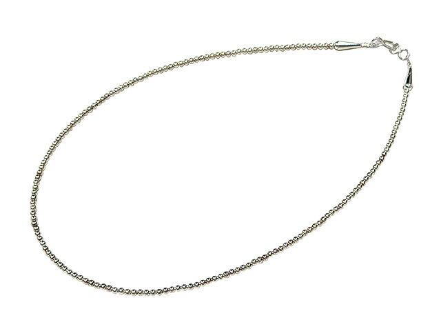 ●サイズ　シルバーパール直径3mm(鏡面加工) 　全長約50cm ●素材　silver 925 ●若きナバホ族のインディアンジュエリーアーティストである 　エリッカ ニコラス ビゲイのネックレスです。 　シルバーのプレートから半球を製作し 　それを2つ溶接することで一つの球を作り出しており、 　一つ一つ丁寧に手作りされています。 　 　エリッカ ニコラス ビゲイのホールマークである 　「ENB」とシルバーであることの証明の 　「Silver 925」が刻印されています。 　※正規品ですが、巾着袋や保証書などは付きません。 ---ERICKA NICHOLAS BEGAY(エリッカ ニコラス ビゲイ)--- 1995年生まれの若きナバホ族女性アーティストで、 女性らしさを最大限に活かした素晴らしい独創的な作品を 作り出しています。 現在ではビジネスとして製作されているインディアンジュエリーが 増えてきている中で、ネイティブアメリカンの考え方や存在を 守る為に製作を続けている素晴らしいアーティストです。 素材にも強いこだわりを持つ彼女は、シルバーを溶かし 銀塊(インゴットシルバー)を作ることから ジュエリー製作をスタートさせます。