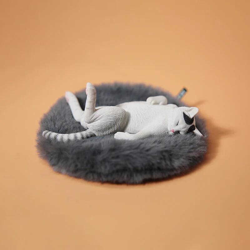 Rakuten - 1/6サイズ クッションで眠る、白猫 リアルフィギュア ネコ動物彫像置物 ネコ好きプレゼント輸入品JXK-152C
