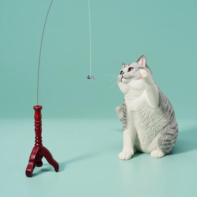 Rakuten - 1/6サイズ蝶のネコじゃらしと遊ぶサバトラ猫ブリティッシュ ショートヘアーリアルフィギュアネコ動物彫像置物猫好き輸入品JXK-127D