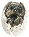 ティラノサウルス・レックスの卵 恐竜置物 孵化し、割れた卵から、顔を出す恐竜の赤ちゃん レプリカ 彫刻 彫像 中生代白亜紀末期 北アメリカ大陸 肉食恐竜 ジュラシック・パーク（輸入品）