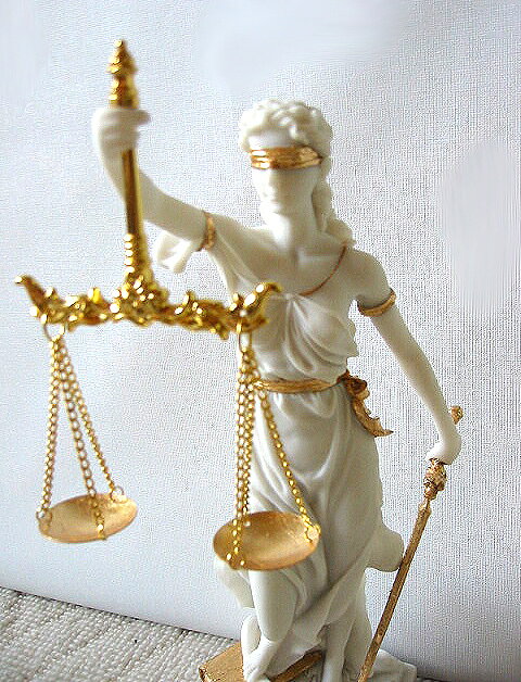 正規激安 正義の女神 テミス像 彫像 大理石風彫刻 法律の正義を象徴する彫像 弁護士オフィス 司法修習生 司法書士 行政書士 司法修習生 法学 プレゼント贈り物 輸入品 Rentacarkristi Com