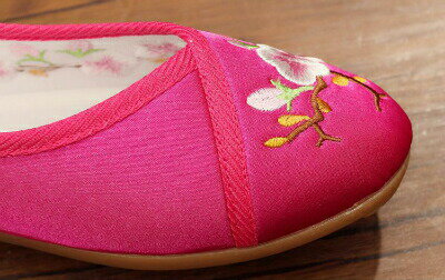 Romance衣装チャイナド刺繍靴北京布靴レディースシューズ刺繍靴婦人靴中国風ボタン民族風カジュアルシューズ太極拳通気性ブーツ綿麻靴チャイナ靴手作り北京布靴シルクタッチ素材梅柄痛くない歩きやすい