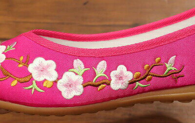 Romance衣装チャイナド刺繍靴北京布靴レディースシューズ刺繍靴婦人靴中国風ボタン民族風カジュアルシューズ太極拳通気性ブーツ綿麻靴チャイナ靴手作り北京布靴シルクタッチ素材梅柄痛くない歩きやすい