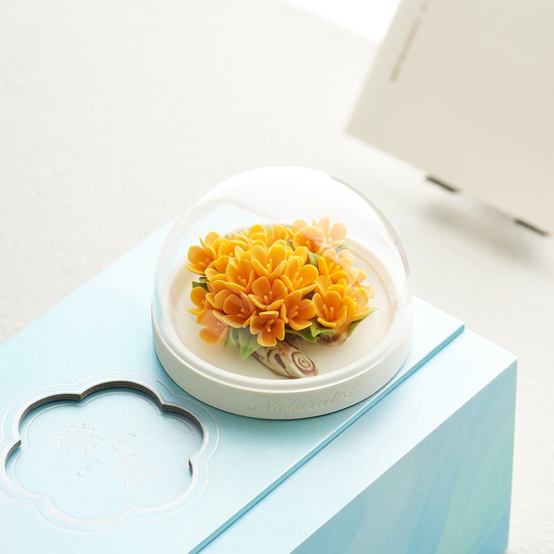HUA-002職人手作り】金木犀 茶器セット アロマ 磁器花 中国茶器 蓋碗 茶杯 キンモクセイ 陶器 高温焼成 伝統工芸 おしゃれ かわいい フラワーインテリア 女性 プレゼント ギフト 誕生日 母の日 結婚祝い 贈り物 専用ギフトボックス入り 小さな金木犀の花に、季節の美しさと職人の想いを込めて。 職人 金木犀の花が彩る、優雅なティータイム秋の訪れを感じさせる、可憐な金木犀（キンモクセイ）。小さな黄金色の花々が寄り添うように咲く姿を、繊細な磁器のアートで美しく表現しました。伝統工芸の技を受け継ぐ職人が、一輪一輪丁寧に手作業で形を整え、高温で焼き上げた特別な磁器花です。鮮やかなオレンジイエローの花びらと、優しいグリーンの葉が調和し、まるで本物の金木犀が咲いているかのよう。小さな花々に込められた、職人の技と温もりをお楽しみください。🌼 見て楽しむ、香りを楽しむ美しい金木犀の磁器花は、インテリアとして飾るだけでなく、アロマを楽しむアイテムとしてもお使いいただけます。お気に入りのアロマオイルを少量垂らせば、花と香りが織りなす心地よい空間に。金木犀の香りのアロマオイルと組み合わせれば、秋の庭園を思わせる優雅な雰囲気を演出できます。リビングや寝室、書斎など、お好きな場所に飾ってお楽しみください。透明なドーム型カバー付きで、使用しないときも美しい金木犀をホコリから守りながら飾ることができます。🍵 花とお茶が織りなす、贅沢なひととき金木犀の美しさに調和する、上品なアイボリーカラーの茶器。蓋の上にも可憐な金木犀の花があしらわれ、細部までこだわった優美なデザインに仕上げています。中国茶や台湾茶など、お好みのお茶を淹れながら、ゆったりと流れる時間をお楽しみください。温かいお茶を味わいながら、美しい花を眺める。そんな何気ない日常のひとときが、心豊かな特別な時間へと変わります。花を愛で、お茶を味わう。日常に小さな贅沢を。🌸 職人の手仕事が生み出す、世界にひとつの表情金木犀の磁器花は、伝統技術を受け継ぐ職人による手作り作品です。小さな花びら一枚一枚を丁寧に形作り、繊細な表情まで美しく再現。高温焼成によって仕上げられた磁器ならではの、なめらかな質感と優しい光沢が魅力です。手作りのため、花びらの形や色合いにはわずかな個体差があり、それぞれに異なる表情をお楽しみいただけます。大量生産品にはない、手仕事ならではの温もりを感じていただける逸品です。 大切な方への贈り物にも上品なブルーの専用ギフトボックス入り。可憐な金木犀の磁器花と、美しい茶器を組み合わせた特別なセットは、大切な方へのプレゼントにもおすすめです。誕生日、母の日、結婚祝い、記念日、新築祝いなど、さまざまなお祝いのシーンに。お花が好きな方、お茶が好きな方、香りを楽しむ方への贈り物にぴったりです。もちろん、毎日頑張る自分へのご褒美にも。贈る人の想いが伝わる、花と香りのギフトセットです。品のおすすめポイントPOINT 1｜職人手作りの金木犀伝統工芸の技を受け継ぐ職人が、小さな花びらまで丁寧に制作。金木犀の可憐な美しさを磁器で表現しています。POINT 2｜高温焼成による上質な仕上がり高温で焼き上げた磁器ならではの、なめらかな質感と繊細な色合いが魅力です。POINT 3｜アロマとインテリアの2WAYアロマを楽しむアイテムとしてはもちろん、そのまま飾っても美しいフラワーインテリアとして活躍します。POINT 4｜金木犀をあしらった優美な茶器蓋にも可憐な金木犀の花をあしらい、毎日のティータイムを華やかに演出します。POINT 5｜上品なギフトボックス入り大切な女性への誕生日プレゼントや母の日ギフト、自分へのご褒美にもおすすめです。 ご購入前にご確認くださいご使用上の注意・本製品は職人による手作り品のため、花びらの形状や色合い、サイズなどに若干の個体差がございます。・磁器製品のため、強い衝撃や落下により破損する恐れがあります。特に花びらの先端部分は繊細な作りとなっておりますので、お取り扱いには十分ご注意ください。・磁器花にアロマオイルを使用する際は、少量ずつ垂らしてください。オイルの種類によっては、シミや変色が生じる場合がございます。・アロマオイルが茶器や食品に付着しないようご注意ください。・アロマオイルを使用した磁器花は、飲食用として使用しないでください。・茶器は急激な温度変化や強い衝撃を避けてご使用ください。・ご使用後の茶器は柔らかいスポンジで洗い、十分に乾燥させてから保管してください。・透明カバーは傷がつきやすいため、柔らかい布で優しくお手入れしてください。・小さなお子様やペットの手の届かない場所でご使用・保管してください。・撮影環境やモニターの設定により、実際の商品と色味が多少異なる場合がございます。・手作り品の特性上、製造工程で生じる微細な凹凸や釉薬の濃淡が見られる場合がございます。※磁器花は繊細な作りとなっております。特に花びらの先端部分は破損しやすいため、お取り扱いには十分ご注意く 付属したアロマは金木犀ではありません