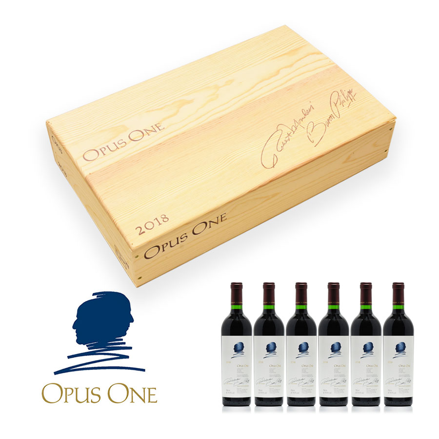 Opus One 2018 明るく大胆なボイセンベリー、温かみのあるカシス、熟したジューシーな黒プラムに加え、ライラック、ウーロン茶、シナモンスティック、耕した土、黒トリュフのニュアンスがグラスから湧きあがります。ミディアムからフルボディの味わいは、歯ごたえのあるブラックフルーツの層がぎっしりと詰まっており、しっかりとした粒状のタンニンと素晴らしいフレッシュさに支えられ、果実味のあるミネラリーな余韻へと続きます。 生産者オーパス ワンOpus Oneヴィンテージ2018容量750ml解説パーカーポイント: 98点予想される飲み頃：2024 - 2058Very deep garnet-purple in color, the 2018 Opus One soars out of the glass with bright, bold boysenberries, warm cassis and ripe, juicy black plums notes, plus emerging nuances of lilacs, oolong tea, cinnamon stick, tilled soil and black truffles. Medium to full-bodied, the palate is packed with tightly wound layers of crunchy black fruits, supported by firm, grainy tannins and fantastic freshness, finishing with lifted fruitiness and on a lingering mineral note.(Issue 253 End of February 2021, The Wine Advocate, 27th Feb 2021) 唯一無二のボルドー・ブレンド オーパス ワン Opus One 日本で最も知名度の高い赤ワインの1つナパのパワーとボルドーのエレガンスを備える唯一無二のボルドー・ブレンドの赤ワイン。 カリフォルニアのナパヴァレーから生まれるオーパスワンは、日本で最も知名度の高い赤ワインの1つです。 フィリップ・ド・ロスチャイルド男爵の率いるボルドーのバロン・フィリップ・ド・ロスチャイルドと、ナパヴァレーのロバート・モンダヴィのジョイント・ヴェンチャーが1978年に生まれました。フィリップ男爵は、ボルドーに元詰めを広め、シャトー・ムートン・ロートシルトを1級に昇格させた伝説的な人物です。ロバート・モンダヴィは1966年にワイナリーを創設した「カリフォルニアワインの父」と呼ばれるワインメーカーです。 2人がナパヴァレーの風土とボルドーの技術を合わせて、世界クラスのボルドータイプのワインを造ろうとして始まりました。ナパヴァレーの聖地とも言えるオークヴィルの畑から、カベルネ・ソーヴィニヨン主体で造られます。カリフォルニアのカルトワインの元祖的な存在でもあります。世界的な名声を一気に確立ナパ・ヴァレー・ヴィントナーズが1981年に開いたプレミア・ナパヴァレー・オークションで、1ケースが2万4000ドルの記録的な高値で落札されました。フランスとアメリカを代表する生産者が手を組んだワインのニュースが駆け巡り、世界的な名声を一気に確立しました。2001年以降マイケル・シラーチの下でさらに品質向上したオーパスワンは、日本国内はもちろん、アメリカ、イギリス、香港など各国の星付きレストランにオンリストされています。世界中のファンを魅了し続けるオーパスワンオーパスワンは当初、モンダヴィ側のティム・モンダヴィとムートン側のパトリック・レオンが手を組んで造っていました。ロバート・モンダヴィがコンステレーション・ブランズに買収された2004年から、オーパスワンは独立した形で経営されています。ムートン・ロートシルトの意見も参考にしますが、現在はチーフワインメーカーのマイケル・シラーチが最終決断をします。着実に品質を向上させています。 グラヴィティ・フローや光学式選果機を導入し、ナパヴァレーの力強い果実味と、ボルドー的な繊細さの両方を持ち合わせるワインとして、世界中のファンを魅了し続けています。 オーパス ワン一覧へ