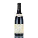 Robert Chevillon Nuits Saint Georges Les Roncieres 1.06ha。ニュイ・サン・ジョルジュ東南部に位置する一級畑レ・ロンシエールは、葡萄が栽培され始めるまで、イバラが繁茂していたようで、クリマ名はそこから来ています。ジャスパー・モリス氏は、その著書「ブルゴーニュワイン大全」の中で、『レ・ロンシエールは、表土の下の石灰岩と砂利化した泥板岩の反射熱のおかげで雨は素早く乾き、葡萄が早く熟す立地ゆえに、「ガリーグ（香草と石の風味）」の匂いをかすかに帯びることがあり、言うならば地中海風のニュイ・サン・ジョルジュ』と記しています。生き生きとした果実味に、繊細な甘草のノートが加わり、直線的な構造を持つワインを際立たせています。 生産者ロベール シュヴィヨンRobert Chevillonワイン名ニュイ サン ジョルジュ レ ロンシエールNuits Saint Georges Les Roncieresヴィンテージ2020容量750ml解説パーカーポイント: (91 - 93)点予想される飲み頃：NAOffering up aromas of dark berries, cherries, warm spices, woodsmoke and petals, Chevillon's 2020 Nuits-Saint-Georges 1er Cru Ronci&egrave;res is medium to full-bodied, ample and concentrated, with an enveloping core of fruit, ripe, powdery tannins and lively balancing acids.(January 2022 Week 3, The Wine Advocate, 21st Jan 2022) 8つの一級畑を擁するニュイのスペシャリスト ロベール シュヴィヨン Robert Chevillon ロベール シュヴィヨンは、五代に渡って続くニュイ・サン・ジョルジュのトップ・ドメーヌです。2003年にロベール氏が引退した後は、彼の二人息子であるドニ氏、ルトラン氏が運営を引き継いでいます。20世紀初頭、ドメーヌはわずか3haに過ぎませんでしたが、都度規模を拡大し、今では約13haもの広さを所有しています。ACブルゴーニュやアリゴテも含め、他8つの1erワインのクリュもすべてニュイ・サン・ジョルジュ内に所有するという、まさしくニュイに特化したドメーヌと言えるでしょう。シュヴィヨンが評価される理由は様々ですが、主に樹齢の高さ、テロワールへのこだわりがあげられます。平均樹齢は50～75年、レ・カイユ、ヴォークラン、レ・サン・ジョルジュは樹齢100年にもなる古樹が存在しています。単位面積当たりの収量は30～35ヘクトリットルで、古樹ゆえの自然な収量制限こそが、シュヴィヨンのワインの凝縮感の源なのです。また、「ワインの良し悪しは畑の段階で決まる」という信念のもと、モダンな醸造技術を柔軟に取り入れつつ、伝統を重んじてテロワールの個性を最大限に引き出すワイン造りを続けています。彼らは、ブドウ本来の魅力が引き出されるように、畑をきちんと管理し、よりテロワールの個性が反映されるよう、努力を惜しみません。手作業での収穫はもちろんのこと、収穫後にはブドウの実の選別を行い、ワイン造りに適した、熟したブドウのみを使用します。農法はリュット・レゾネ（減農薬栽培）を採用し、剪定を短くするなどして収量を極限まで抑えています。醸造は低温マセラシオンを5-6日間行い、その後自然発酵が行われます。1級に関しては100％除梗を行い、アルコール発酵は温度が35℃程度になるまでは自然に任せるスタイル。熟成に関しては、新樽比率が30％、18ヶ月間の樽熟成が行われています。かつては、特級をもたないニュイ・サンジョルジュのスペシャリストでしたが、レ・サン・ジョルジュのお手本とも呼ばれるワイン造りの姿勢や情熱、特級への昇格が検討中のレ・サンジョルジュの素晴らしさが評判となり、ここ数年の間に人気は鰻上りとなっています。中でも一級畑のレ・サン・ジョルジュ、レ・ヴォークラン、レ・カイユは、ベルトラン氏が三大テロワールと呼ぶほどのドメーヌ自慢のワインで、この3つの中ではレ・カイユが一番柔らかく、ヴォークランがもっとも骨格がしっかりしている、レ・サン・ジョルジュはその中間的なバランスの取れた唯一無二の存在です。 ロベール シュヴィヨン 一覧へ