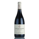 Jean Jacques Confuron Nuits Saint Georges Les Fleurieres 1級畑プリュリエの下に位置する、ヴィラージュワイン。豊潤な黒い果実のアロマ、たっぷりとした果実味、丸いタンニンが特徴的なしなやかな味わい。 生産者ジャン ジャック コンフュロンJean Jacques Confuronワイン名ニュイ サン ジョルジュ レ フルリエールNuits Saint Georges Les Fleurieresヴィンテージ2020容量750ml 「シャルル・ノエラ」が所有していた最高の畑を含め全区画を有機栽培に転換 ジャン ジャック コンフュロン Jean Jacques Confuron ドメーヌJ.J.コンフュロンは現在ジャン・ジャック・コンフュロンの娘ソフィー・ムニエとその夫であるアラン・ムニエによって運営されています。夫妻は1988年に経営を引き継ぎ、1991年からは有機栽培に転換しています。このドメーヌは8ヘクタールの畑から造られる12クリュの中に、非常に古いブドウの木を持っています。特筆すべきは、ロマネ・サン・ヴィヴァンのブドウは1929年に植えられたもので、シャンボール・ミュジニー村周辺の所有地も非常に古いものです。ドメーヌの起源はヴォーヌ・ロマネのノエラ家であり、ブドウの木は何世代にもわたって女性側に受け継がれてきたものです。ドメーヌJ.J.コンフュロンのワインは、深みがあり、ベルベットのように滑らかで絹のような味わいです。 これは単に素晴らしい畑を所有しているというだけではなく、アランとソフィーが畑やセラーでたゆまぬ努力を惜しまず仕事をしてきた結果です。特にシャンボール・ミュジニーのコンフュロンの区画は樹齢80年でドメーヌの中で最も古く、アランは2003年から一貫して馬で耕しています。セラーは1989年に全面的に更新され、空気圧プレスや温度管理された発酵システムなど最新の技術を備えています。それ以来、評判と品質が飛躍的に向上しました。収穫量は非常に少なく、ブドウはほとんどが除梗されたもので、醸造は伝統的なものです。新樽は50％（上位3つのワインは70～80％）を使用しています。世界的に高い評価を得ているアランとソフィーの絶妙なワインは、テロワールを丁寧に表現し、慎重なワイン造りを実践することで、ブルゴーニュのベストを表現しています。 ジャン ジャック コンフュロン 一覧へ