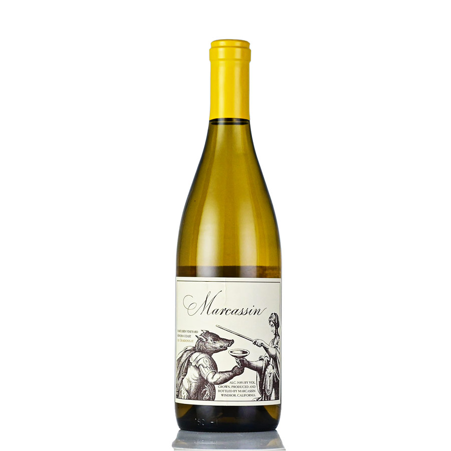 生産者マーカッシンMarcassinワイン名シャルドネ マーカッシン ヴィンヤードChardonnay Marcassin Vineyardヴィンテージ2021容量750ml解説ヴィノス: 97点予想される飲み頃：2028 - 2036The 2021 Chardonnay Marcassin Vineyard is rich and resonant in the glass. Its a grand, sweeping wine that will thrill those lucky enough to find it. Plush contours wrap around a core of lemon confit, dried herbs, marzipan and white flowers. Brisk acids suggest further time in bottle will be beneficial. Although quite heady in its first impression, the 2021 turns more and more delicate with time in the glass. Its classic Marcassin all the way(Vinous, Jan 2026) ワインアドヴォケイトで10回の満点評価を獲得！アメリカ最高峰のワインメーカーが手掛ける究極のワイナリー マーカッシン Marcassin マーカッシンは、アメリカで最も尊敬されるワインメーカー、ヘレン・ターリー女史が設立したカルトワイナリーです。フランス語で「若い猪」を意味するこのワイナリーは、シャルドネとピノ・ノワールに特化しており、その両方でパーカーポイント100点を獲得しています。特に、シャルドネの100点は1986年のDRCモンラッシェ以来の快挙で、カリフォルニア初の満点となりました。 また、彼女自身も、2019年にはカリフォルニアのブドウ栽培とワイン生産に大きく貢献したことから、その功績が認められ、カリフォルニア州の殿堂入りを果たしています。 ヘレンのワイン造りは、優れた畑を徹底して管理し、収量を厳しく抑え、ワインを十分な期間熟成させ、自然酵母で発酵させるというシンプルな哲学に基づいています。この揺るぎない信念のもと、彼女はすべてのヴィンテージにおいて最高品質のワインを追求し続けています。 マーカッシン 一覧へ