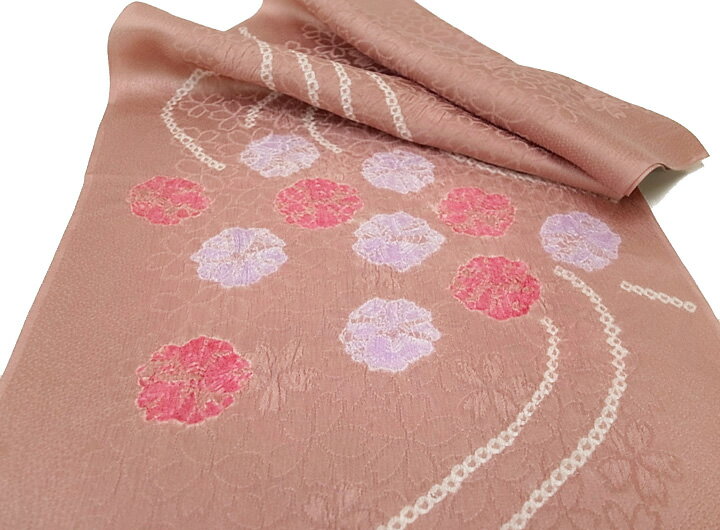 状態 新品のキレイなお品ですので、 お手元に届きましたら、すぐにご使用いただけます。 素材 正絹 紋綸子 絞り 寸法 【帯揚げ】 長 さ：180cm 幅 ：30cm 色 くすんだローズピンク 画像1が実際に近いお色です お知らせ 土・日・祝日はお休みをいただいておりますので、 当店からのご連絡は、翌営業日となりますことを ご了承ください。 商品説明 しっとりとした手触りの良い正絹地に、紋綸子と花々が美しい、 カジュアルにお使いいただける帯揚げです。 生地は柔らかくしなやかな正絹地で、手触りはしっとりと優しく、 ふっくらとした結び目が作れます。 帯揚げを締めて頂きますと、帯の端から少し見え、 さりげないお洒落を醸し出します。 また、胸元のお洒落として重要なポイントです！ 合わせるお色によってお着物の印象が変わりますので、 色々な種類があるとコーディネートの幅が広がります＾＾ 小物使いにより、お着物の装いをより一層お洒落に演出する 素敵なお品を、是非お手元にてお楽しみください。着物通販 みやがわ 帯揚げ 正絹 カジュアル 絞り 紋綸子 桜 ピンク b903