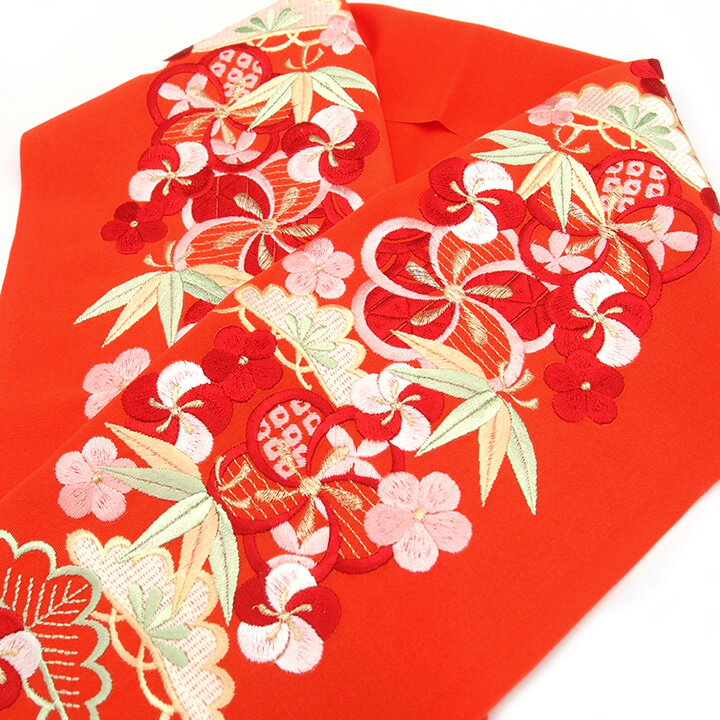 半衿 振袖 成人式 半襟 刺繍 ねじ梅 に 松竹梅 花 フォーマル オレンジ 橙色 シルエリー Silelly ポリエステル 二十歳の記念式典 結婚式 パーティー おしゃれ かわいい 古典 ママ振りにも 03501721 ●用途 振袖にお使いいただけます。 ●色 鮮やかなオレンジ地 落ち着いた赤・薄ピンク・白など ●寸法 長 さ：約113.5cm 幅 ：約16.5cm ●素材 生地：ポリエステル100％ 刺繍糸：レーヨン100％ 金属糸使用 日本製 Silelly シルエリー 新・合・繊 夢百華 【シルエリーの特徴】 1．正絹風のつややかな光沢と滑らかな肌触り。 2．ハリ・コシに大変優れています。 3．制電性を備えており、洗濯しても効果を維持します。 4．洗濯の際にはドライクリーニングをお願い致します。 ●状態 新品のキレイなお品ですので、 お手元に届きましたら、すぐにご使用いただけます。 ●商品説明 正絹のようなつややかな光沢と滑らかな肌触りの生地に、 ねじ梅に松竹梅の古典文様の刺繍が大変華やかな半衿です。 ふっくらとした立体的な刺繍は、華やかさと上品さをもち、 格調高さを感じさせ、着物姿をより一層華やかに演出いたします。 シルエリーの特長は、正絹風のつややかな光沢と滑らかな肌触り、 ハリ・コシに大変優れております。 また、制電性を備えており、洗濯しても効果を維持します。 お洗濯の際にはドライクリーニングをお願いします。 振袖・卒業式の袴姿・訪問着などの半衿を刺繍に変えるだけで 着物姿が見違える程お洒落になります。 コーディネイトにより衿元を変えて、着物姿を存分にお楽しみください。【おすすめ商品】 お色違い　 振袖半衿　 半衿全種　 髪飾り