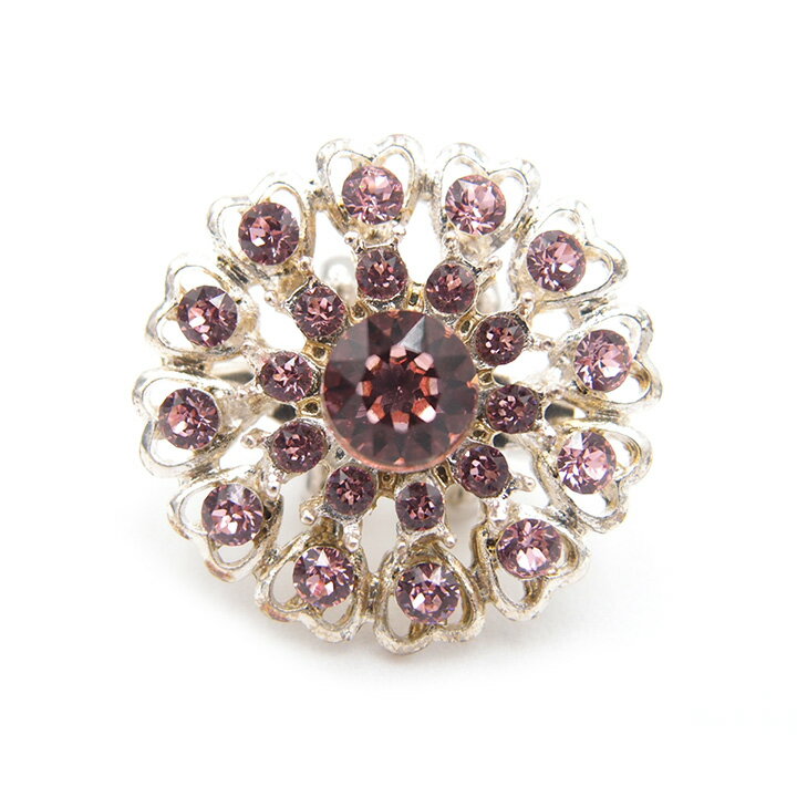 ◆状態 新品 ケースに汚れや痛みがございますがご了承ください ◆寸法 直径：約2.8cm 紐通し幅：約1cm ◆色など シルバー ピンク スワロフスキー：ライトローズ ◆TPO お洒落着などのカジュアルなお席に 夏の浴衣と合わせていただくのが1番オススメです ◆商品説明 キラキラ輝くおしゃれなブローチ帯留めです。 ブローチとしてもご使用いただけますし、 付属の帯留め金具をブローチのピンに通していただきますと 帯留めになりますので2wayでお楽しみいただけます。 また、帯留めの向きが真正面に保てるよう 特別に設計された帯留金具となりますので 飾りのズレも心配ご無用です。 自分らしいとっておきの装いで、 特別な日をお過ごしください。 ※画像の帯締めはご使用のイメージです。付属いたしませんのでご了承ください。 　帯締めは約1cm幅の平組を使用しています。【おすすめ商品】 同種類帯留め　 振袖半衿　 重ね衿　 髪飾り