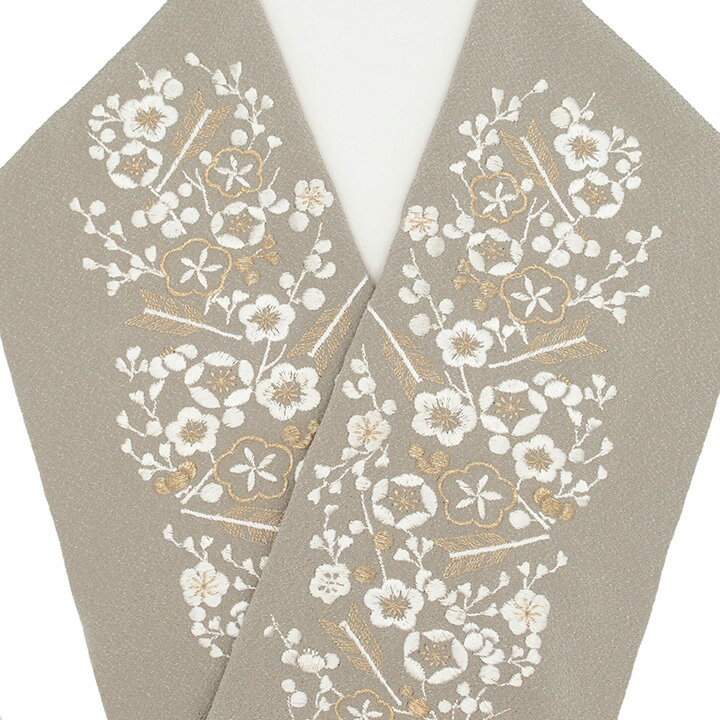 ◆寸法 長 さ：約115cm 幅 ：約15.5cm ◆色 柔らかなグレー地に白と金 ◆用途 成人式の振袖や卒業式の袴以外にも、 小紋・紬などカジュアル着物にお使いいただけます。 ◆素材 生地：ちりめん　ポリエステル100％ 刺繍糸：レーヨン100％ 日本製 ◆商品説明 梅と矢羽柄の半衿です。 丁寧に施された刺繍は立体感がありお洒落さをプラスしてくれます。 また、さりげなく金糸も施され上品な華やかさがございます。 厳選された3色のみでデザインされており シンプルな趣きがコーディネートしやすいかと思います。 ポリエステル生地ですので、ご自宅でのお手入れもしやすく 大切な長襦袢を長くご愛用いただけるアイテムです。 特別な日の装いに彩りを添えてみませんか。【おすすめ商品】 お色違い半衿　 半衿　 帯締め　 帯揚げ　 草履バッグ