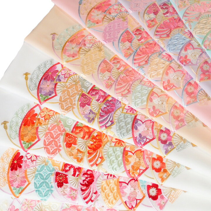 ◆寸法長 さ：113.5cm　幅 ：16.5cm ◆用途 成人式の振袖や卒業式の袴にお使いいただけます。 白地に金刺繍の半衿は訪問着にもお使いいただけます。 ◆素材 生地：ポリエステル100％ 刺繍糸：レーヨン100％ 金属糸使用 日本製 シルエリー ◆シルエリーの特徴 1．正絹風のつややかな光沢と滑らかな肌触り 2．ハリ・コシに大変優れています 3．制電性を備えており、洗濯しても効果を維持します 4．洗濯の際にはドライクリーニングをお願い致します ◆商品説明 ふっくらとした刺繍のボリュームが豊かで格調高い、大変美しく豪華な振袖半衿 扇に牡丹や桜、菊などの四季の花々や、七宝や亀甲といった吉祥文様をあしらったお品です。 大変美しく華やかで、日本の伝統的なデザインがお着物姿を一際美しく、気品あふれる印象にみせてくれます。 古典柄はお着物や帯の柄とも合わせやすく、それでいて 豪華さを併せ持っていますので、華やかなお席にふさわしいアクセントになります。 白地に金刺繍の半衿は訪問着にもお使いいただけます。 振袖・卒業式の袴姿・訪問着などの半衿を刺繍に変えるだけで 着物姿が見違える程お洒落になります。販売中その他の振袖半衿はこちらからご覧いただけます