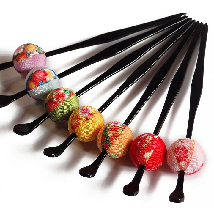 ●寸法 長さ：20.5cm　玉飾り直径：3cm ●素材 ちりめん　アクリル ●状態 新品お品です。 お手元に届きましたらすぐにお使いいただけます。 ●商品説明 成人式の振袖や卒業式の袴などにおすすめの一本足かんざし！ 華やかなヘアアクセサリーで、晴れの日に特別な装いをお楽しみいただけるお品です。 ちりめんの桜柄が可愛らしい、伝統的なおしゃれが際立つお品です。 シックな黒の足に、明るいカラーの玉飾りがぱっと目を引いて、和の装いを華やかに彩ります。 髪飾りのアクセントとして添えるのも素敵ですし、同じかんざしを色違いで複数指してもとってもおしゃれです。 特に成人式の振袖や、卒業式の袴、結婚式のお呼ばれなど華やかなお着物にオススメですし、 浴衣などのカジュアルな場面でもお使いいただけます。 髪飾りは、お顔の一番近い部分につけるものですから、とっても目立つ所です。 こちらの髪飾りでしたら、晴れの日の着物スタイルをより一層引き立ててくれることでしょう。