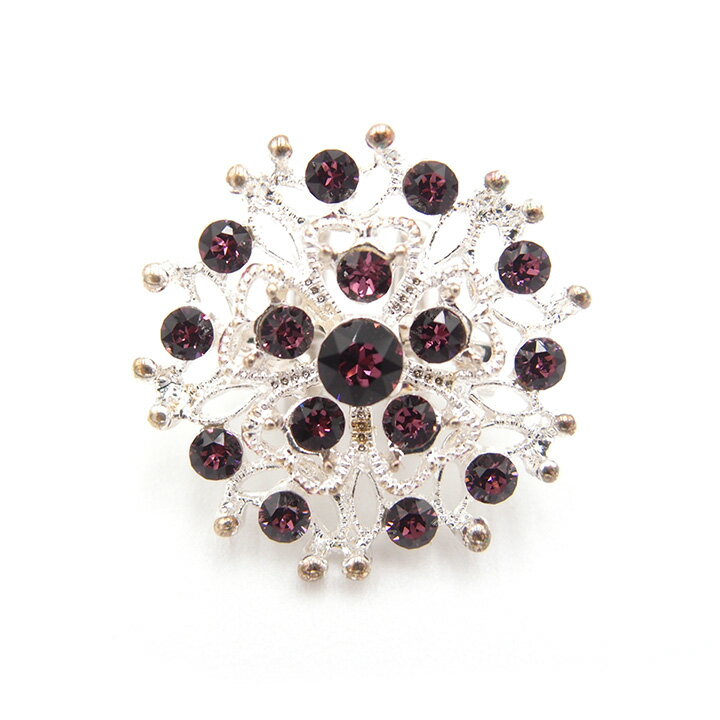 ◆状態 新品 ケースに汚れや痛みがございますがご了承ください ◆寸法 直径：約3cm 紐通し幅：約1cm ◆色など シルバー 紫 スワロフスキー：アメジスト ◆TPO お洒落着などのカジュアルなお席に 夏の浴衣と合わせていただくのが1番オススメです ◆商品説明 キラキラ輝くおしゃれなブローチ帯留めです。 ブローチとしてもご使用いただけますし、 付属の帯留め金具をブローチのピンに通していただきますと 帯留めになりますので2wayでお楽しみいただけます。 また、帯留めの向きが真正面に保てるよう 特別に設計された帯留金具となりますので 飾りのズレも心配ご無用です。 自分らしいとっておきの装いで、 特別な日をお過ごしください。 ※画像の帯締めはご使用のイメージです。付属いたしませんのでご了承ください。 　帯締めは約1cm幅の平組を使用しています。【おすすめ商品】 同種類帯留め　 振袖半衿　 重ね衿　 髪飾り