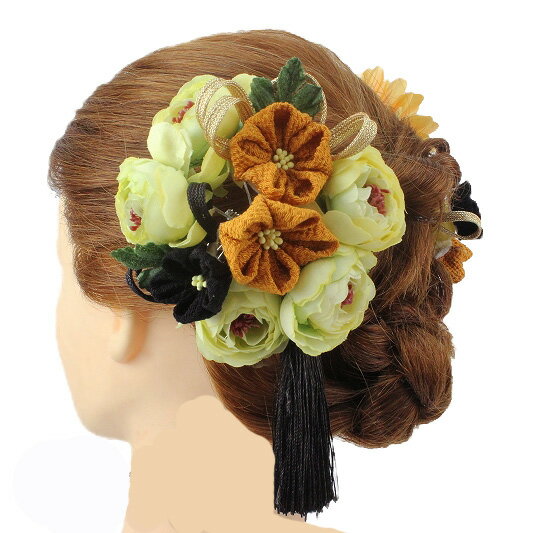 ◆【大花飾り】（房は除く）直径約10cm 　 【小花飾り】直径約5.5cm 　 【ガーベラ】直径約8cm ※飾り部分のみ計測しています。コーム・Uピンは長さに含まれません ◆詳細　新品　手作り　つまみ細工 　3点セット ※柄の付き方が画像と異なる場合があります事をご了承ください ◆素材　ちりめん　つまみ細工　造花　金属　Uピン　飾り紐 ◆色 画像の色よりかなりアンティーク調のくすんだお色になります。 アンティーク調のくすんだ緑がかったクリーム色　黒　金茶 くすんだ明るい橙色の濃淡　金と黒の飾り紐 ◆ご利用シーン 結婚式 入学式 卒業式 入園式 卒園式 お宮参り 七五三 浴衣 パーティー ◆商品説明 成人式の振袖や卒業式の袴などにおすすめの 手仕事で作られた髪飾り！ 華やかなヘアアクセサリーで、晴れの日に特別な装いを お楽しみいただけるお品です