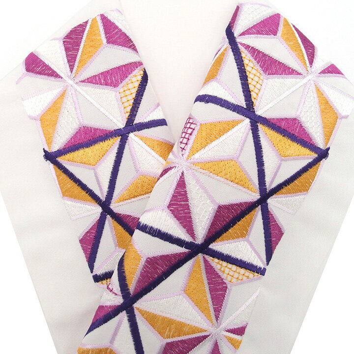 ◆寸法 長さ：約117cm 幅：約16cm ◆用途 成人式の振袖や卒業式の袴にお使いいただけます。 ◆素材 生地：ポリエステル100％ 刺繍糸：レーヨン 金属糸使用 日本製 刺繍 京都 万里小路 ◆色柄 白地紫×山吹色麻の葉 ◆商品説明 刺繍で表された麻の葉柄が、 日本の伝統的な柄付きでありながら、ぱっと華やかな色使いで ここぞとばかりに個性を発揮できるお品です。 振袖・卒業式の袴姿・訪問着などの半衿を刺繍に変えるだけで 着物姿が見違える程お洒落になります。 コーディネイトにより衿元を変えて、 着物姿を存分にお楽しみください。【おすすめ商品】 お色違い半衿　 振袖半衿　 重ね衿　 髪飾り