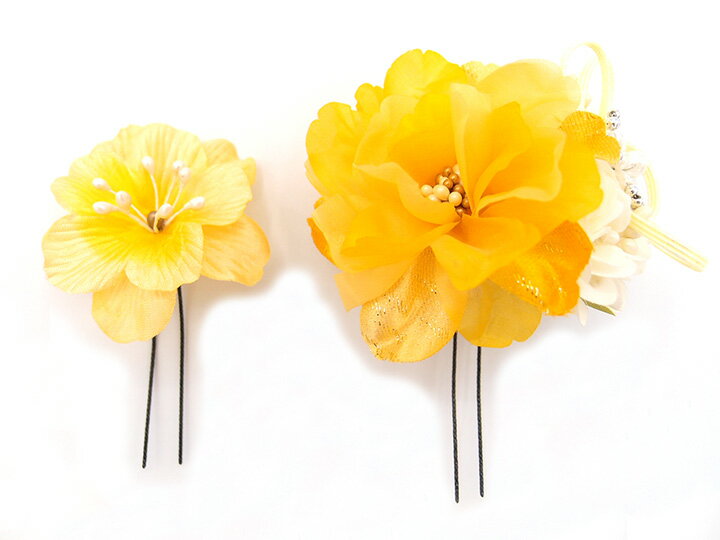 【大】縦 約6.5cm 横 約8.5cm 高さ 約5cm 【小】直径 約5cm ※Uピンは長さに含まれません ◆材質　造花　パールビーズ　Uピン ◆詳細　新品　2点セット　 ◆色　　イエロー系　白　金　銀 ◆ご利用シーン　 成人式 入学式 卒業式などの フォーマルからカジュアルなお着物に ◆商品説明 着物姿のヘアスタイルに最適な花の髪飾り2点セット。 大きなお花は様々なお色の花びらが重なり合い、 隣には白いお花やパールビーズのお花などもあり 手のひらサイズながらもインパクトのある仕上がりになっています。 簡単で扱いやすいUピン仕様。 髪の長さを問わず、髪にプラスするだけで簡単に華やかな印象になります。 2点まとめてお使いいただいても、他の髪飾りと合わせても素敵です。 振袖・袴から、お着物、夏の浴衣まで幅広いシーズンでお使いいただけます。 もちろん、七五三のお嬢様にも＾＾ クリアケースに入れてお届けします。【おすすめ商品】 お色違い髪飾り　 卒業式のリボン　 浴衣髪飾り　 大きい髪飾り