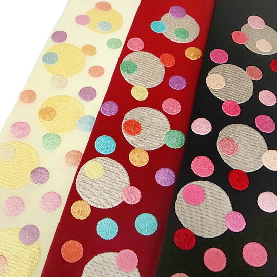 用途 振袖・小紋にお使いいただけます。 色在庫 1番：淡いクリーム色の地にクリーム色・桜色・紫・緑の柄 2番：深い臙脂色の地にライトグレー・紅梅色・空色・緑の柄 3番：凛とした黒の地にライトグレー・臙脂・紅梅色・ピンクベージュの柄 画像1が実際に近いお色です。 寸法 長　さ：114cm 　幅　：16.5cm 素材 生地：ポリエステル100％ 刺繍糸：レーヨン100％ 日本製　Silelly シルエリー　新・合・繊 大正浪漫 【シルエリーの特徴】 1．正絹風のつややかな光沢と滑らかな肌触り。 2．ハリ・コシに大変優れています。 3．制電性を備えており、洗濯しても効果を維持します。 4．洗濯の際にはドライクリーニングをお願い致します。 状態 新品のキレイなお品ですので、 お手元に届きましたら、すぐにご使用いただけます。 お知らせ 土・日・祝日はお休みをいただいておりますので、 当店からのご連絡は、翌営業日となりますことをご了承ください。 商品説明 正絹のようなつややかな光沢と滑らかな肌触りの生地に、 可愛い水玉模様のふっくらとした刺繍が上品さと 可愛らしさを併せ持った素敵な半衿です。 ふっくらとした立体的な刺繍は、様々なお色が用いられており、 ポップで可愛らしく、着物姿をより一層華やかに演出いたします。 シルエリーの特長は、正絹風のつややかな光沢と滑らかな肌触り、 ハリ・コシに大変優れております。 また、制電性を備えており、洗濯しても効果を維持します。 お洗濯の際にはドライクリーニングをお願いします。 振袖・卒業式の袴姿・小紋などの半衿を刺繍に変えるだけで 着物姿が見違える程お洒落になります。 コーディネイトにより衿元を変えて、着物姿を存分にお楽しみください。着物通販　ロマン着物みやがわ 半衿 振袖 水玉 刺繍 半襟 k757