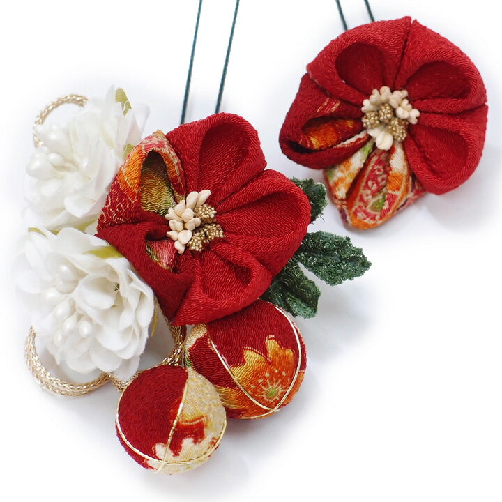 寸法 【大】 横：7cm　縦7.5cm　厚み：3.5cm 【小】 直径：4cm　厚み：1.5cm ※飾り部分のみ計測しています。コーム・Uピンは長さに含まれません。 素　材 ちりめん　金属　Uピン 共箱付き 状態 新品お品です。 お手元に届きましたらすぐにお使いいただけます。 和柄の付き方が若干異なる場合がございます事をご了承ください。 色 華やかな赤 画像1が実際に近いお色です。 お知らせ 土・日・祝日はお休みをいただいておりますので、 当店からのご連絡は、翌営業日となりますことをご了承ください。 商品説明 成人式の振袖や卒業式の袴などにおすすめの髪飾り！ 華やかなヘアアクセサリーで、晴れの日に特別な装いをお楽しみいただけるお品です。 伝統的なつまみ細工の花にと玉飾りに、白い花と金の組紐が華やかさを感じさせる髪飾りのセットです。 これだけでも十分華やかではありますが、やや控えめな大きさですので、他の髪飾りやかんざしと組み合わせて使うのもの素敵です。 飾りの根元はワイヤーで束ねた作りになっており、お好みの角度に少し曲げてご使用いただけます。 大変豪華でありながら、それでいて派手過ぎる事無く目を惹き、また長くご利用いただけるアイテムです。 2点セットですのでさまざまなヘアアレンジが可能で、左右に分けてつけたり、 あえて片側に寄せてボリュームを出したり、まさに晴れの日にぴったりの髪飾りです。 着脱は簡単安心のUピン式で、どなたにも簡単にヘアアレンジしていただけます。 小さめの飾りは浴衣に合わせても、とっても華やかで、特別感のあるおしゃれを楽しめます。 特に成人式の振袖や、卒業式の袴、結婚式のお呼ばれなど華やかなお着物にオススメです。 髪飾りは、お顔の一番近い部分につけるものですから、とっても目立つ所です。 こちらの髪飾りでしたら、晴れの日の着物スタイルをより一層引き立ててくれることでしょう。